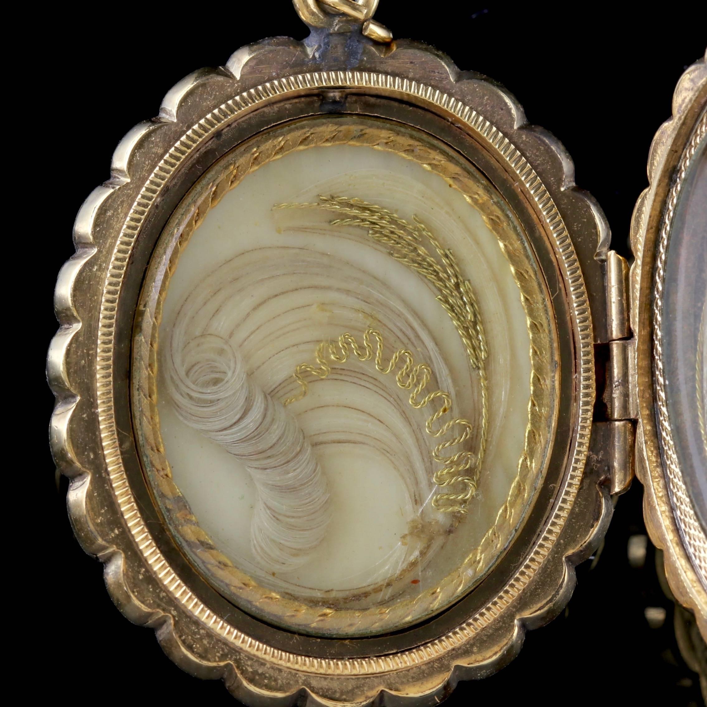 Antique Victorian Mourning Locket 18 Carat Gold Back and Front, circa 1840 In Excellent Condition In Lancaster, Lancashire