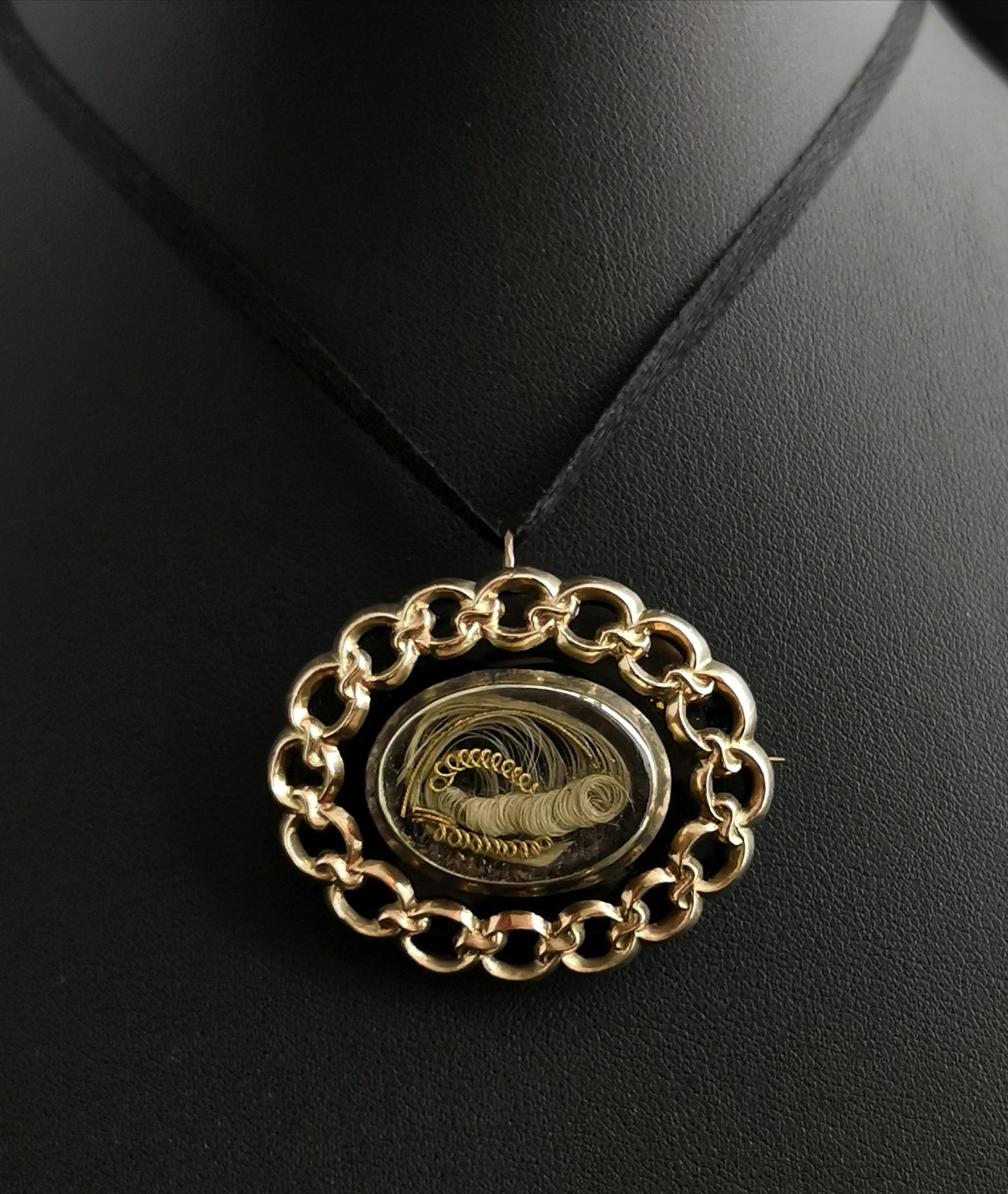 Broche pendentif de deuil victorienne ancienne, en or jaune 9 carats, onyx et travail de cheveux en vente 7