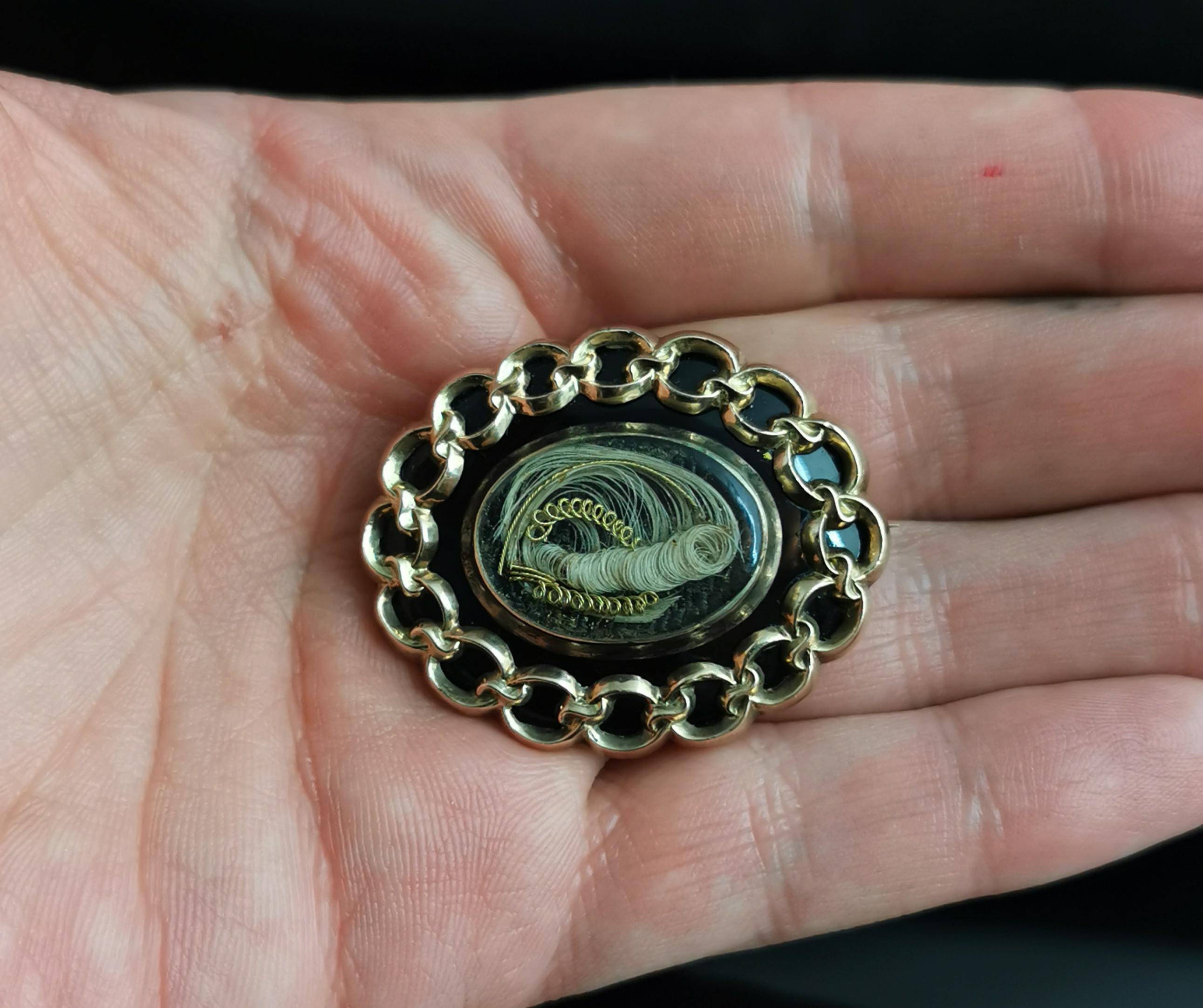 Broche pendentif de deuil victorienne ancienne, en or jaune 9 carats, onyx et travail de cheveux Unisexe en vente