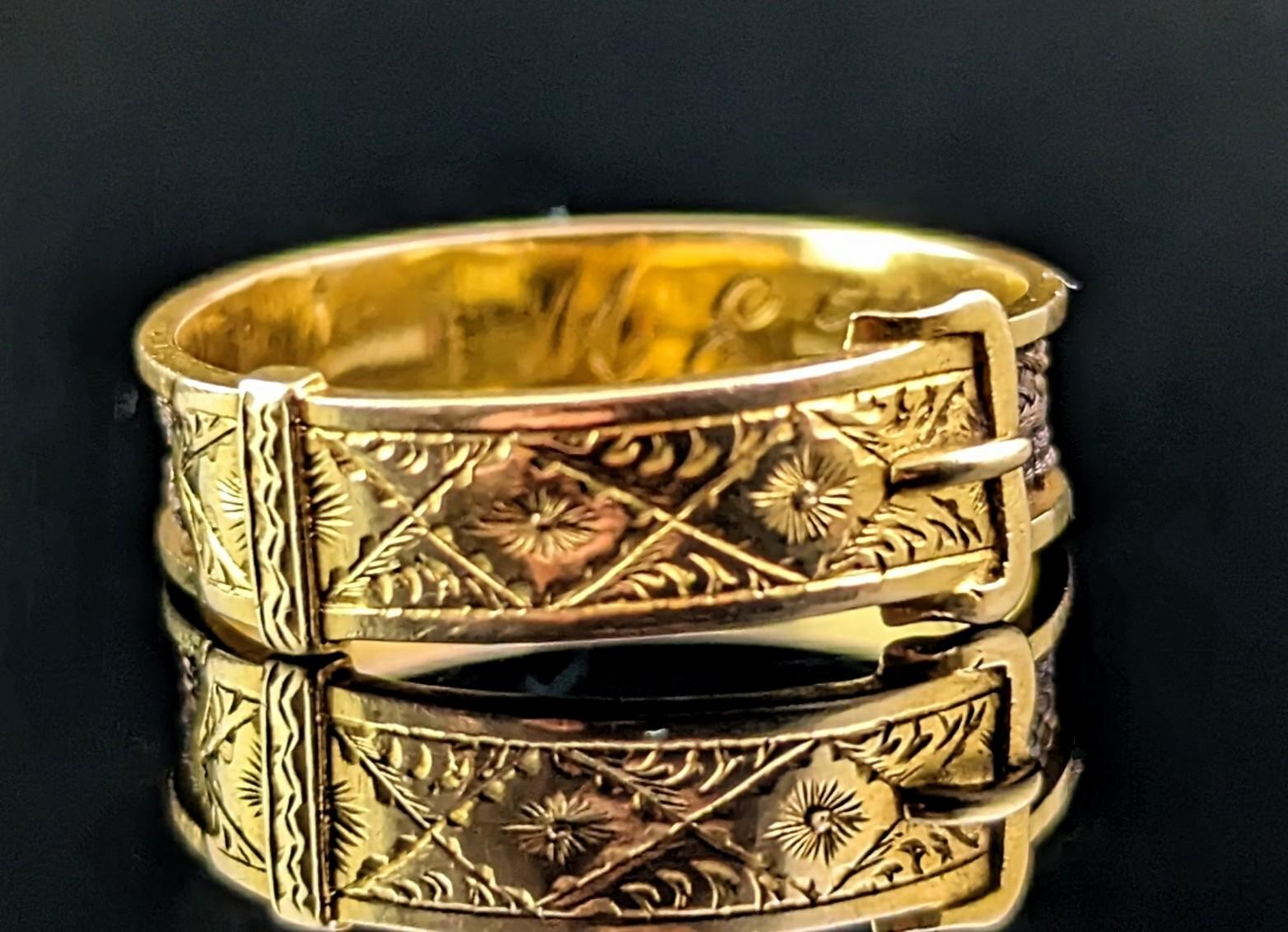 Un superbe anneau de deuil antique de l'époque victorienne.

Un riche bracelet en or jaune 18ct avec des panneaux latéraux découpés représentant des cheveux bruns finement tressés.

L'anneau en or est gravé et se termine sur le devant par un motif