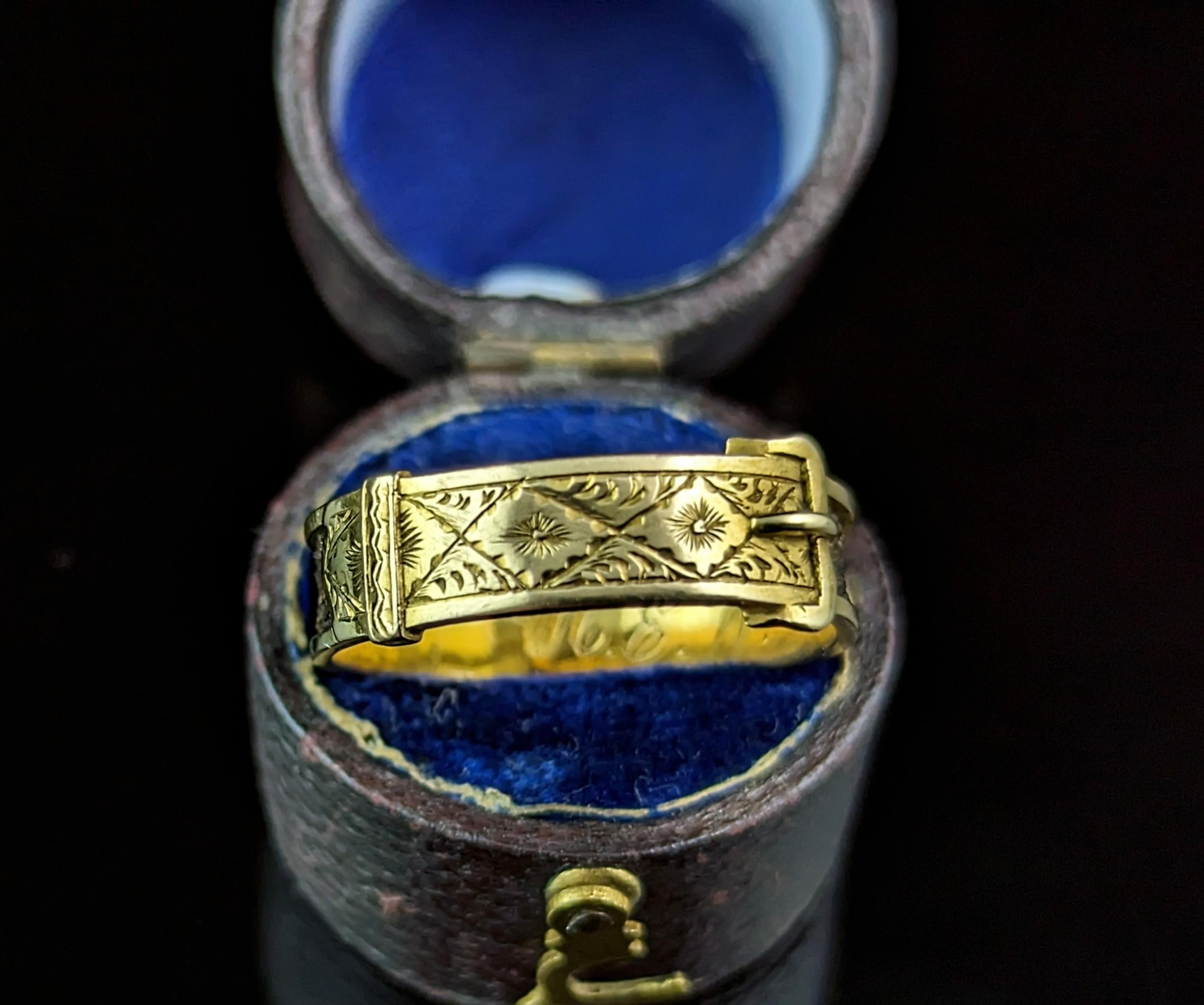 Antique Victorian Mourning ring, 18k gold and hairwork, Buckle design  In Good Condition For Sale In NEWARK, GB