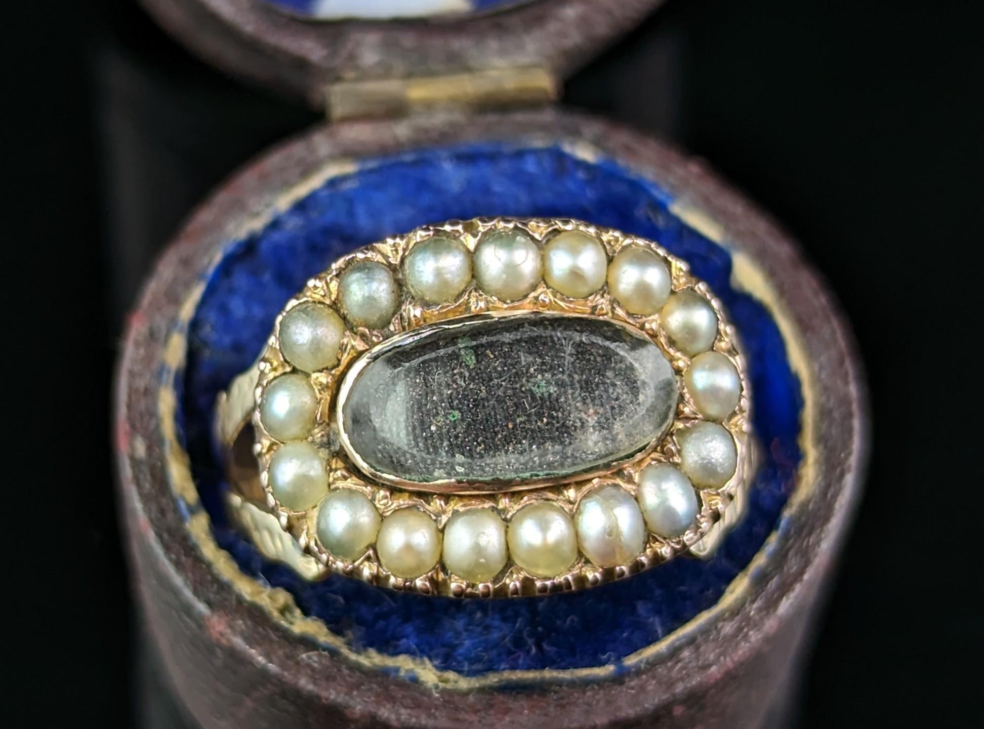 Victorien Bague de deuil victorienne ancienne, or 9 carats, perle fendue en vente