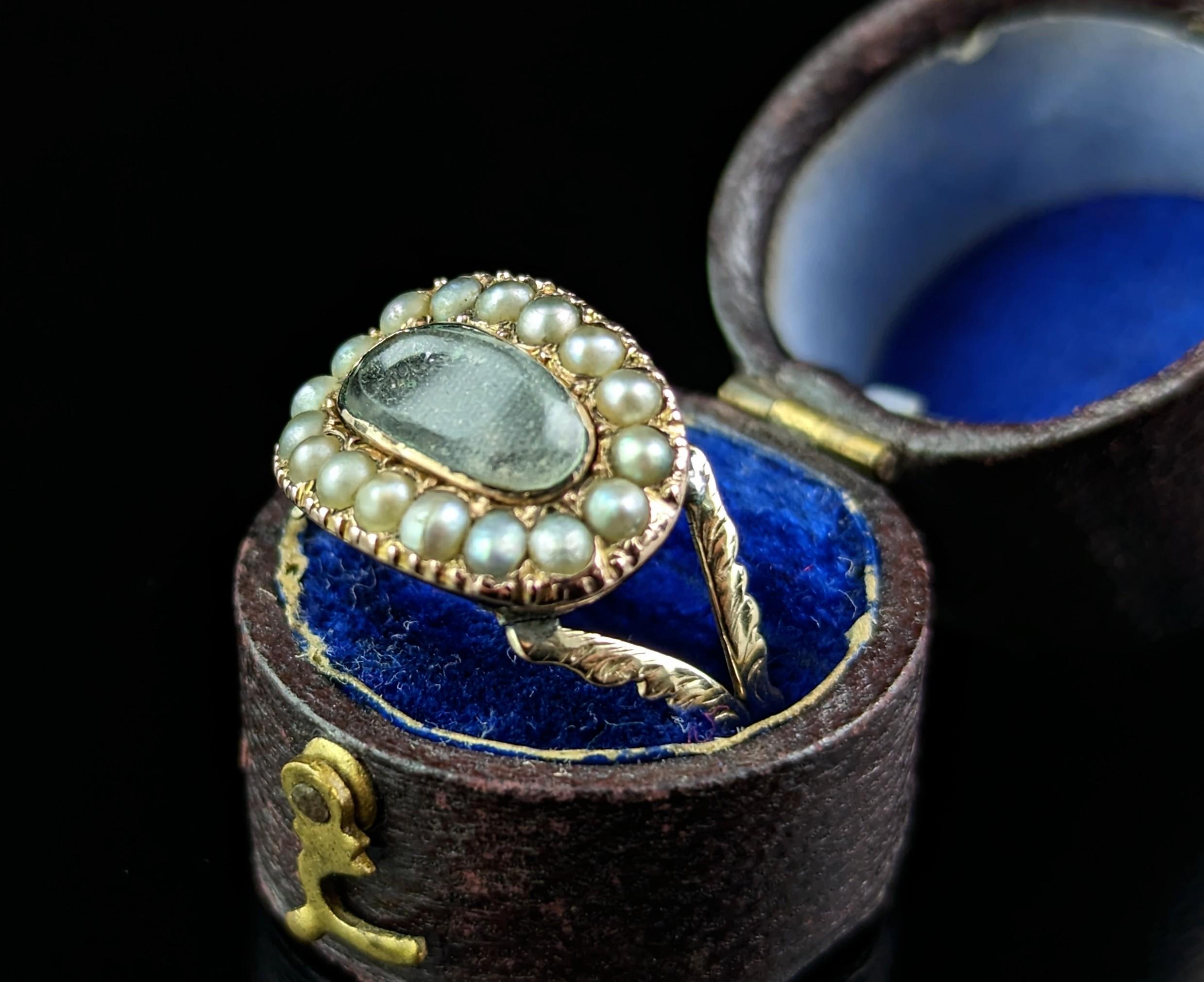 Taille cabochon Bague de deuil victorienne ancienne, or 9 carats, perle fendue en vente