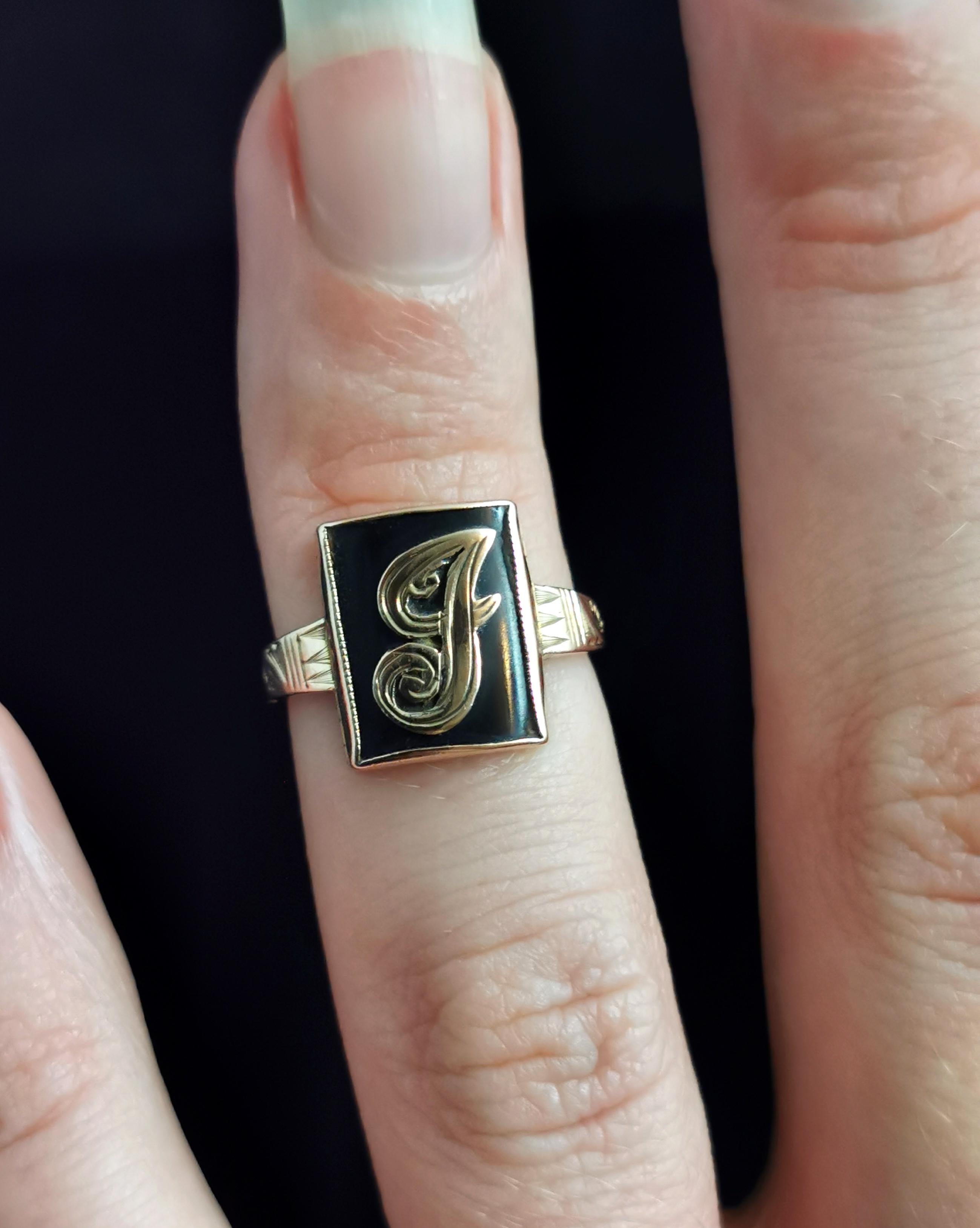 Antique Victorian Mourning Ring, Initial J, Onyx and 9kt Rose Gold In Fair Condition In NEWARK, GB