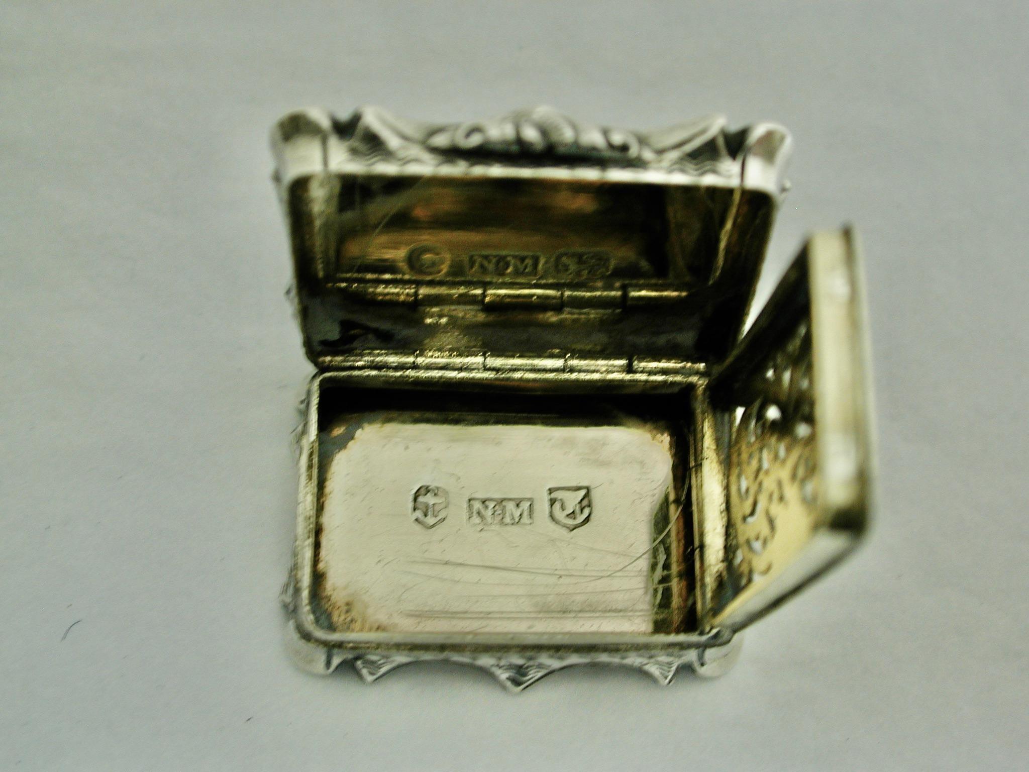 Antigua vinagrera victoriana de plata Nat Mills fechada en 1842 Birmingham
Esta vinagreta está en perfectas condiciones y es un buen ejemplo del mejor fabricante
de vinagreras, cajas de rapé y tarjeteros de esta época