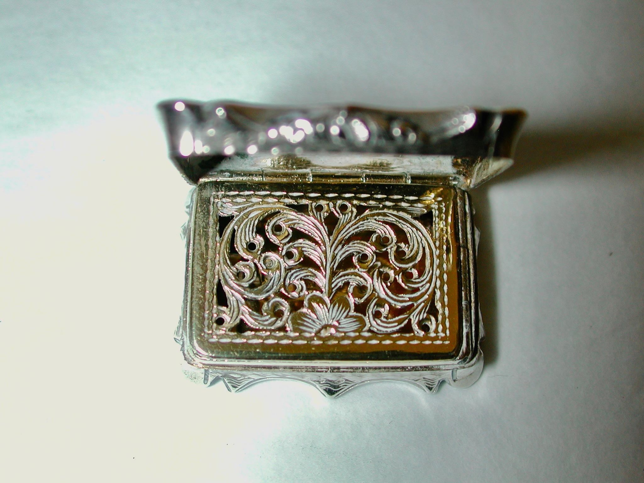Antigua vinagrera victoriana Nathaniel Mills de plata fechada en 1842 Birmingham en Bueno estado para la venta en London, GB