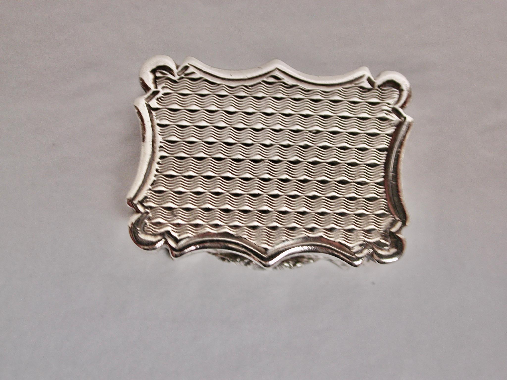 Antigua vinagrera victoriana Nathaniel Mills de plata fechada en 1842 Birmingham Plata esterlina en venta