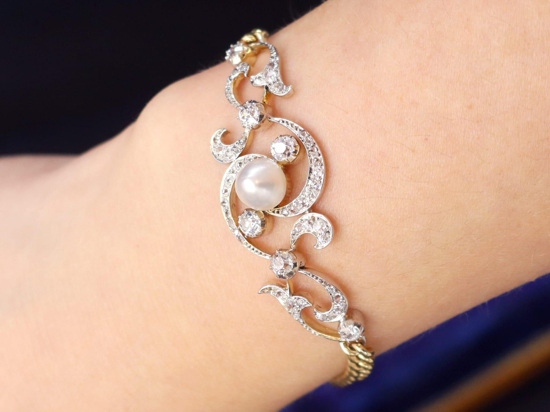 Uno splendido, raffinato e imponente bracciale antico vittoriano con perle naturali d'acqua salata e 2,72 carati di diamanti, oro giallo a 15 carati e argento; fa parte delle nostre collezioni di gioielli antichi e di estate Jewelry.

Questo