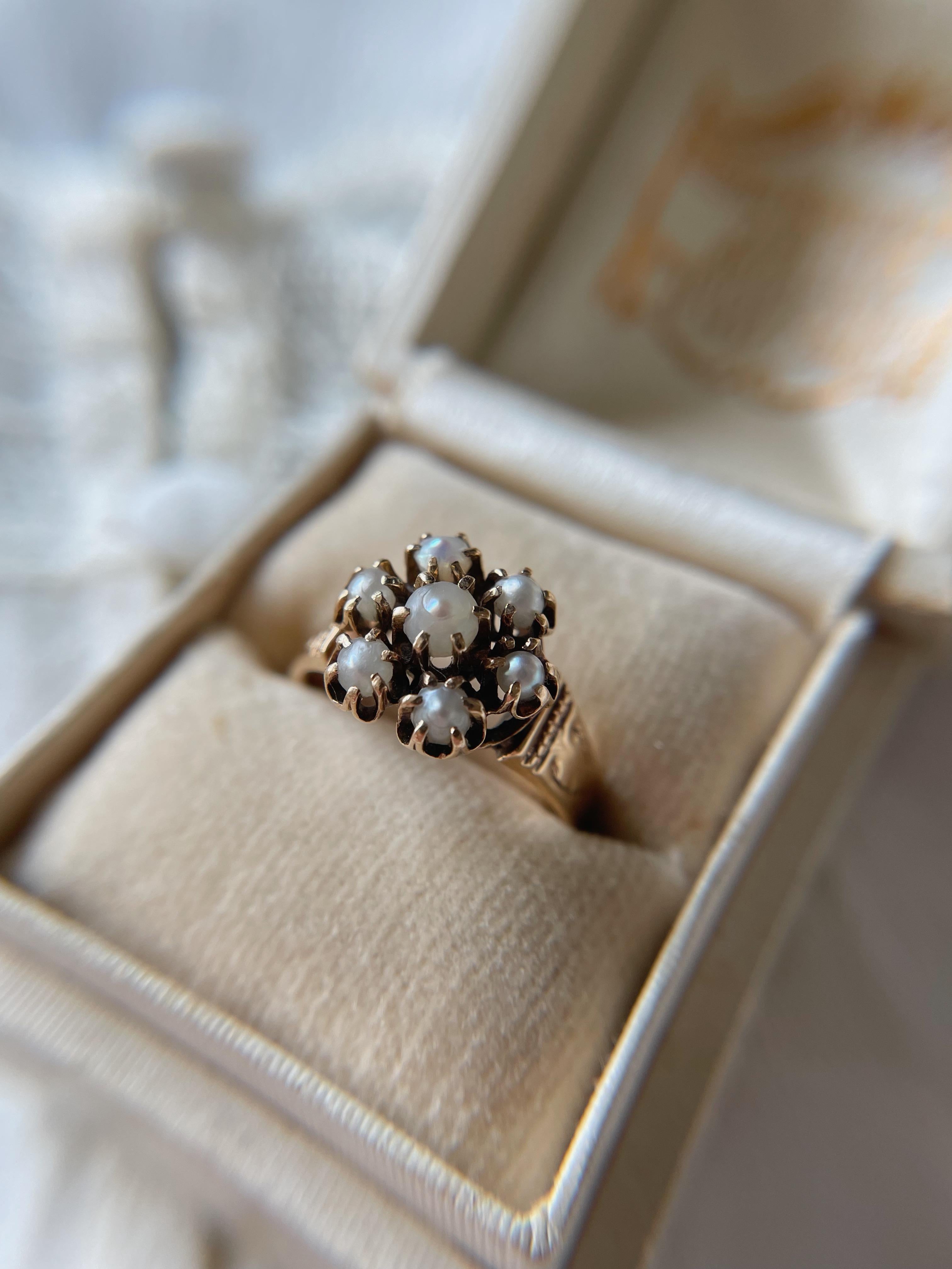 idyllischer viktorianischer Ring mit einem Cluster aus natürlichen Perlen, um 1818 5