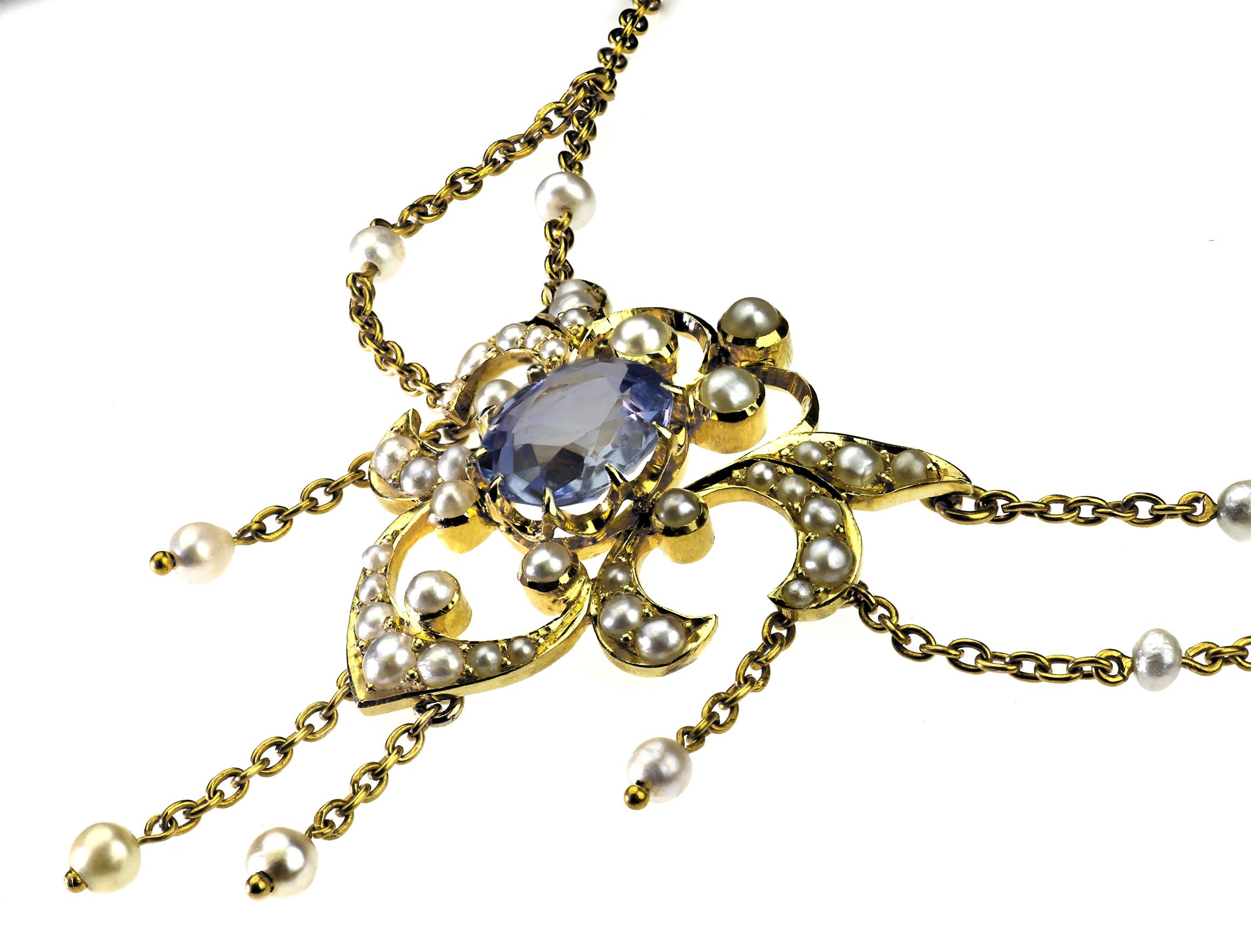 Taille ovale Collier victorien ancien en or 15 carats avec perles naturelles et saphirs en vente