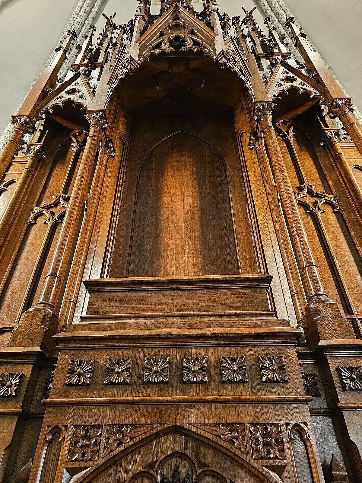 Antique Victorian Neo Gothic Oak High Tall Church Altar triptych + 1865 In Good Condition In Chicago, IL