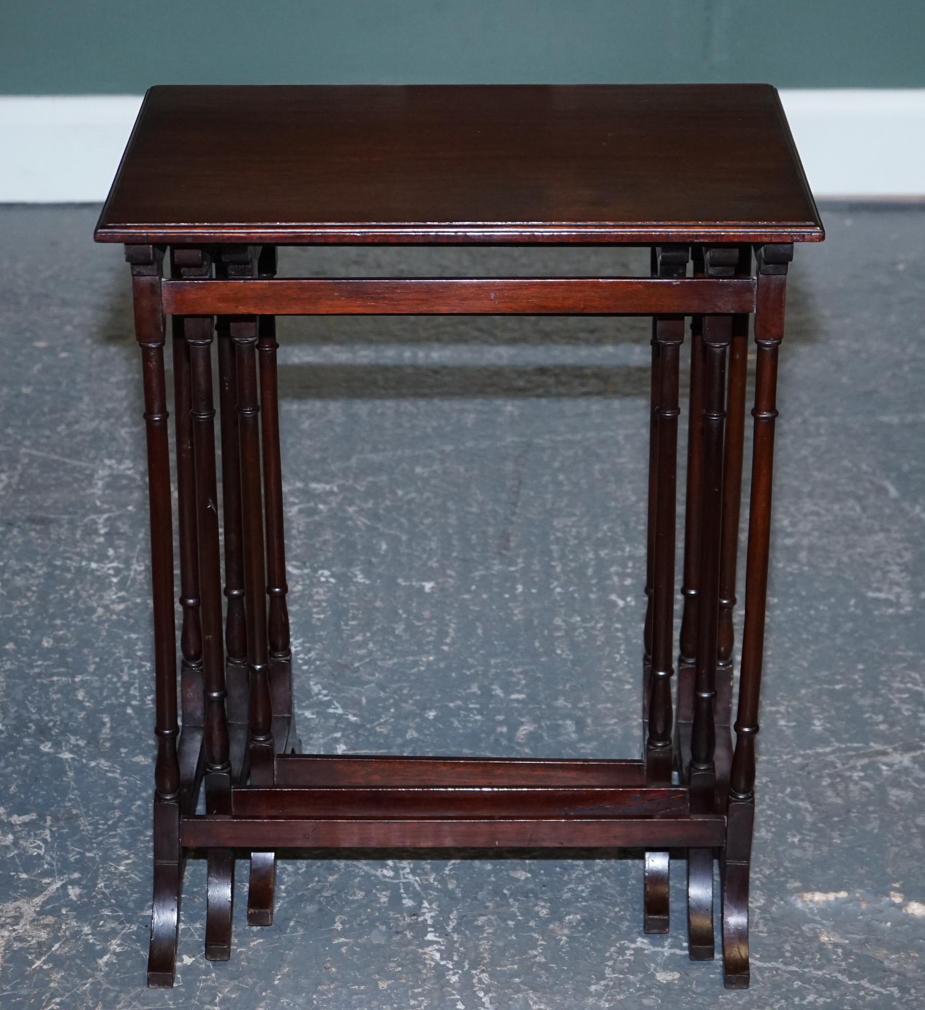 ANTIQUE VICTORIAN NEST OF THREE NESTING TABLES SiDE TABLES mit BAMBOO LEGS  (Hartholz) im Angebot