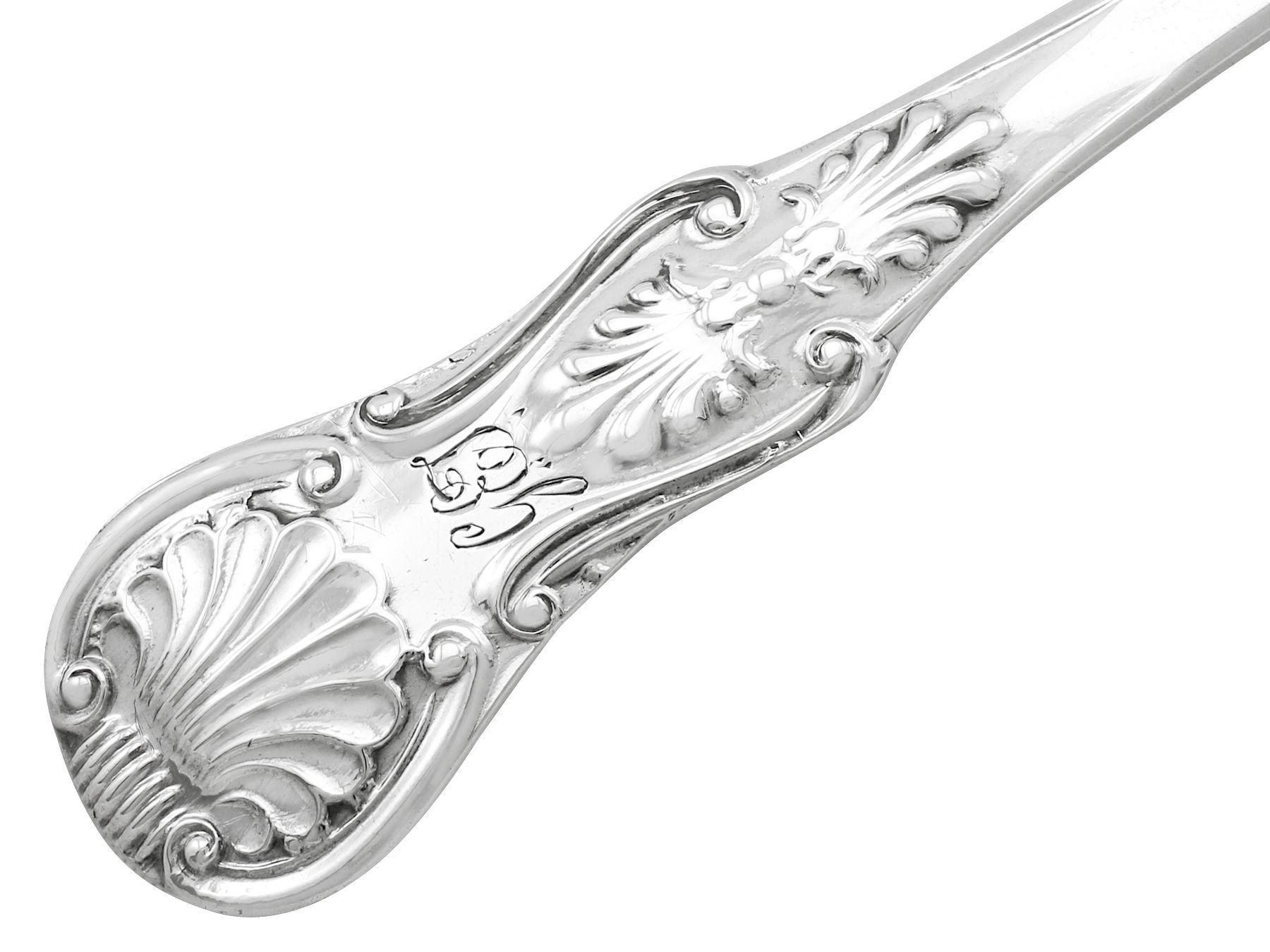 Milieu du XIXe siècle Cuillères à dîner victoriennes anciennes de Newcastle en argent sterling en vente