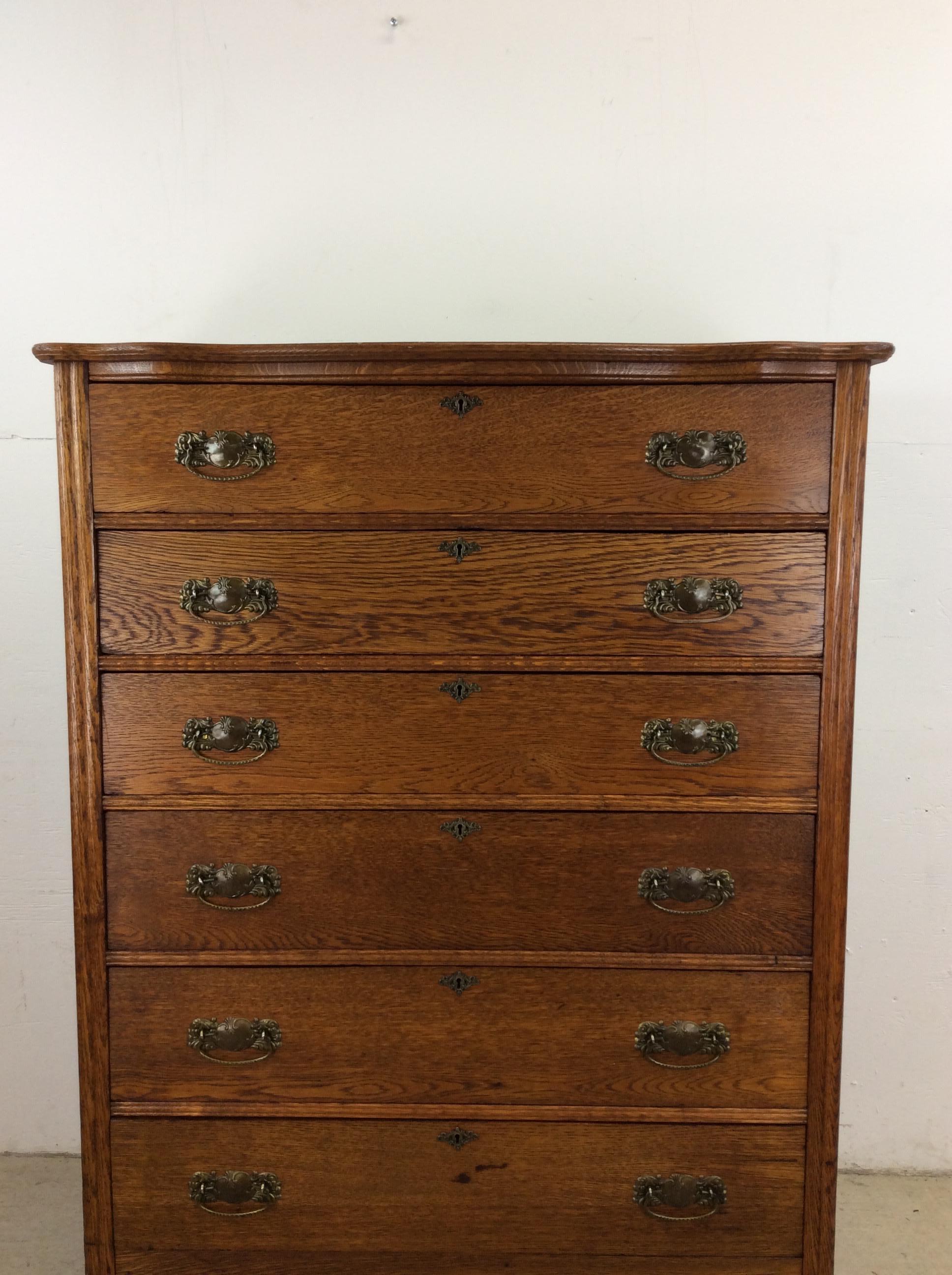 Esta cómoda victoriana antigua presenta una estructura de madera noble, un bonito acabado en roble, seis cajones de cola de milano con herrajes acentuados en latón y patas cuadradas.

Dimensiones: 40,25an 20,25d 51,5h

Notas sobre el estado: El