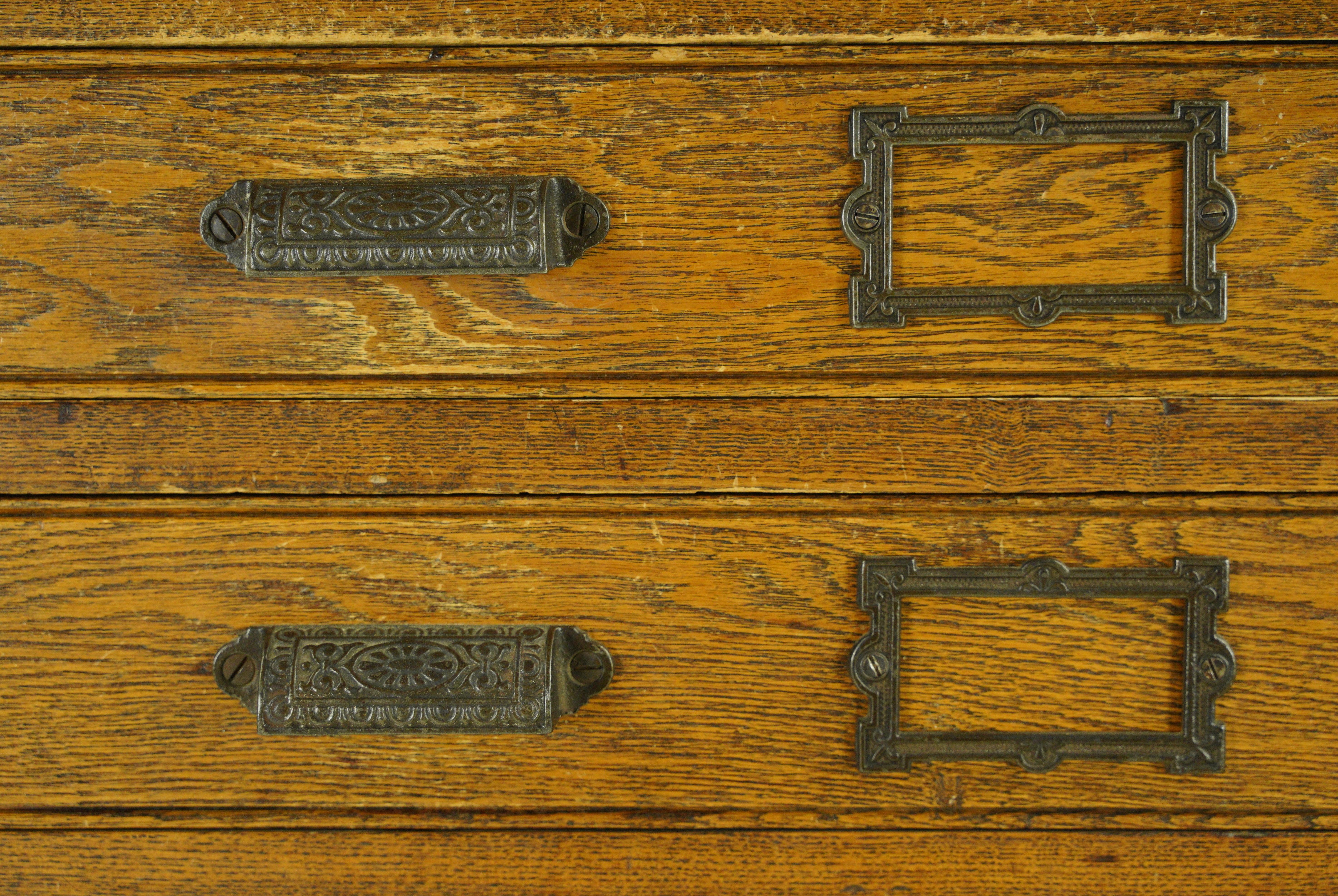 Späte 1800er - frühe 1900er Jahre antike Architekten Eiche flache Datei Lagerung Schrank mit zehn Schubladen, Seitentüren und schwarzem Gusseisen viktorianischen Tasse zieht und Schublade Label Schlitze. Großes Fach auf der Rückseite zur