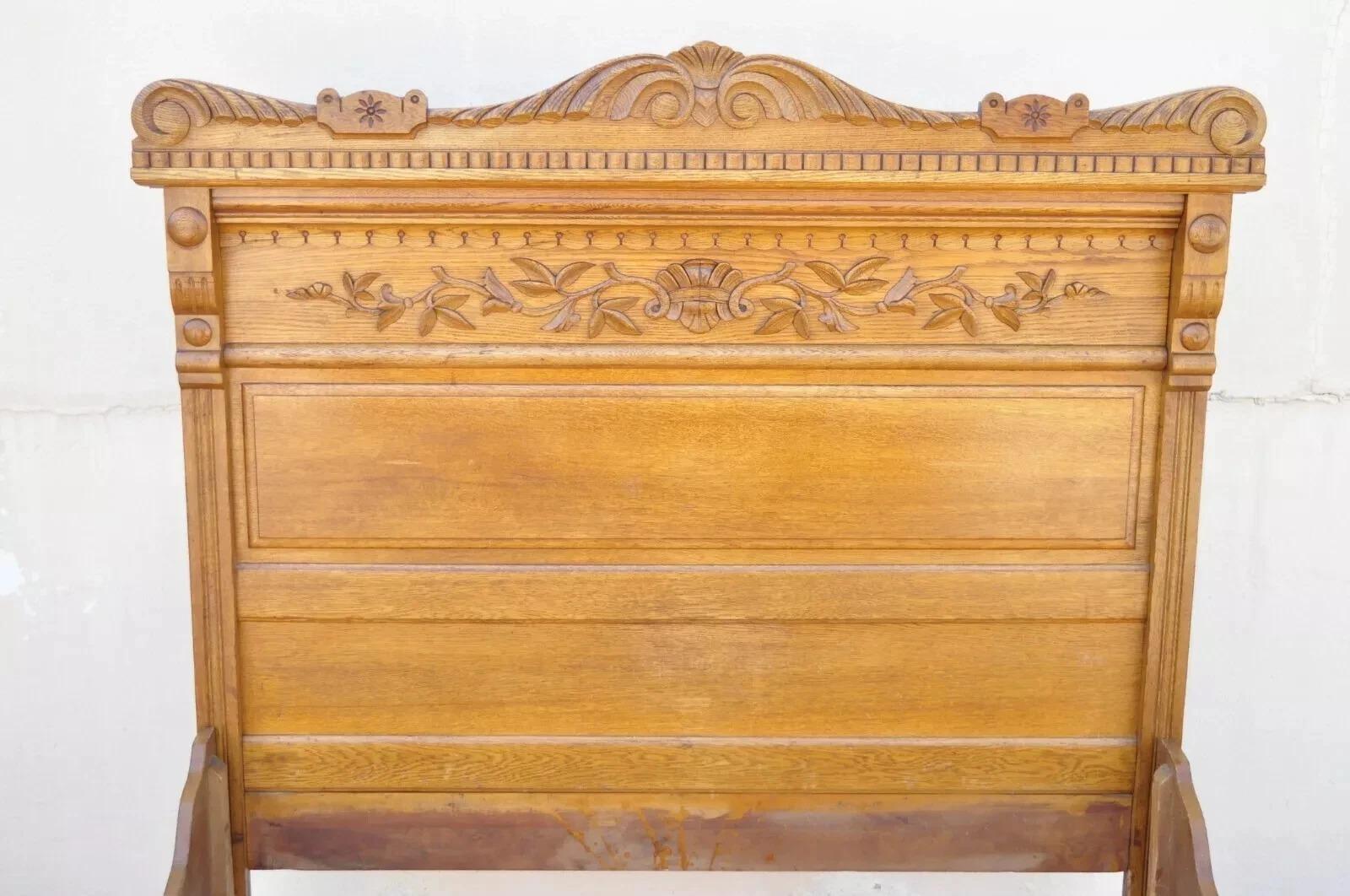 Ensemble de chambre à coucher antique en chêne victorien, lit complet, lavabo, commode - Ensemble 3 pièces Bon état - En vente à Philadelphia, PA