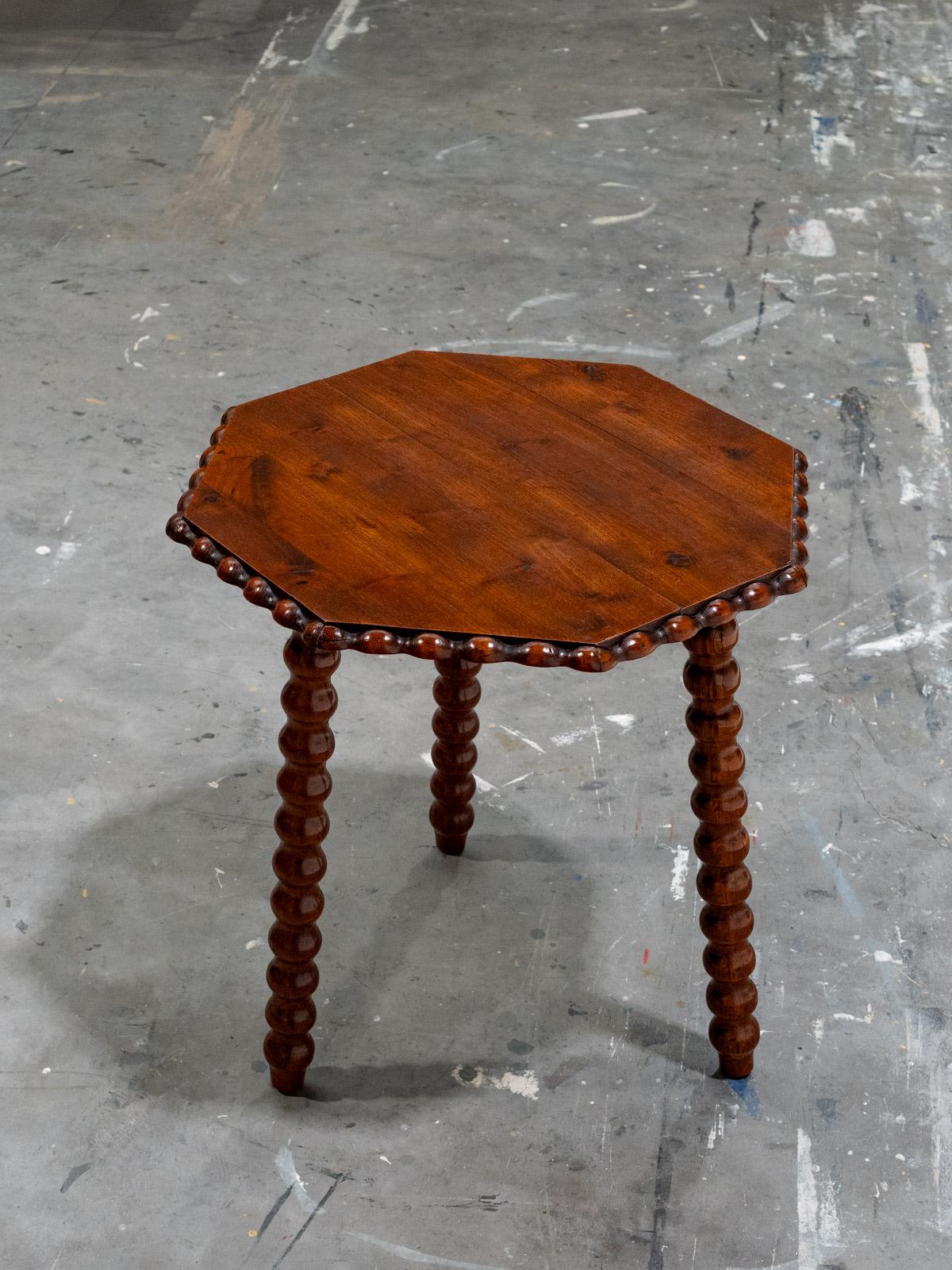 Cette superbe table d'appoint britannique du XIXe siècle est un bel exemple de l'artisanat victorien, présentant un charme intemporel et une grande attention aux détails. Fabriquée en chêne massif, la table présente un plateau octogonal à la surface