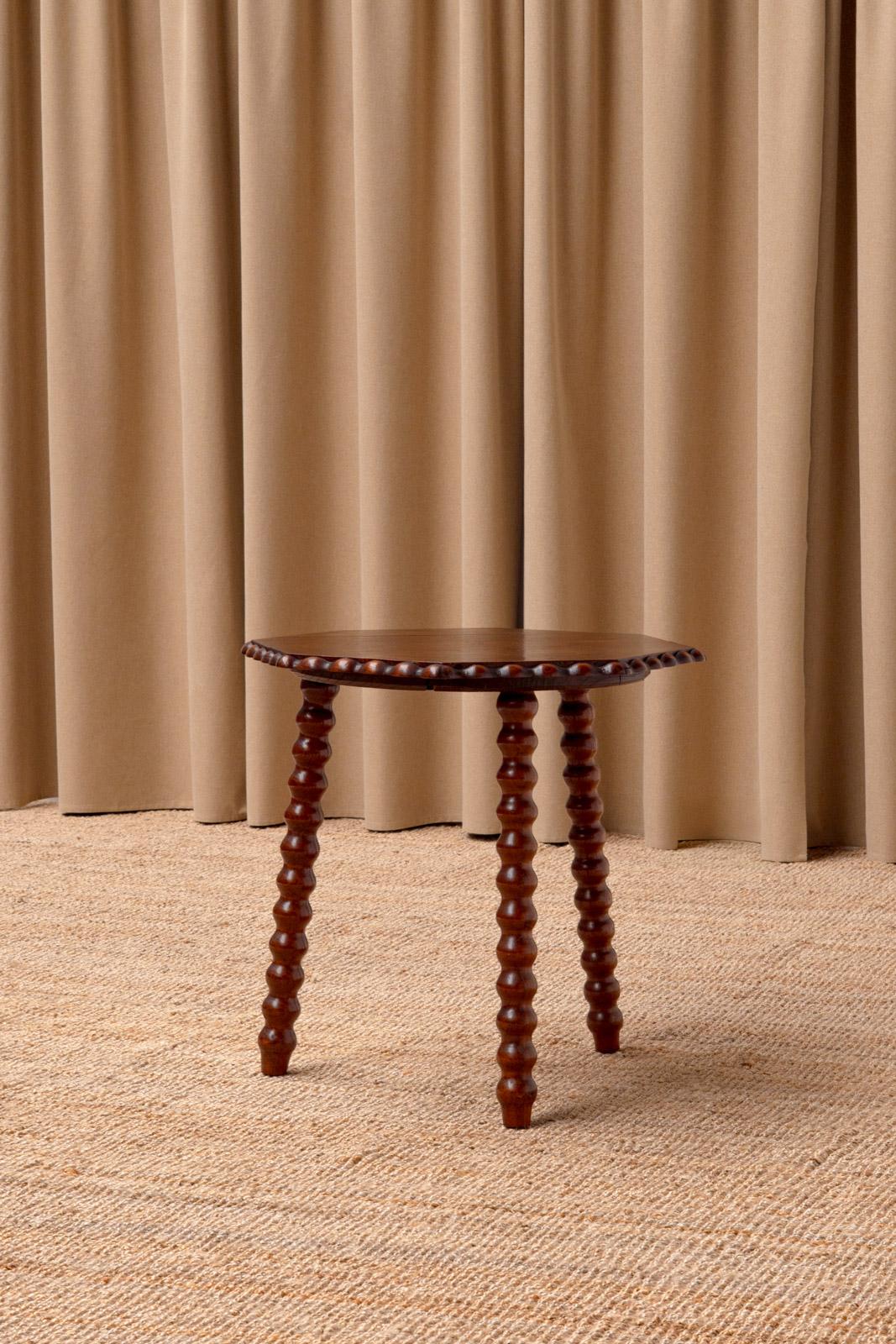Ancienne table d'appoint victorienne en chêne Bobbin Tripod, 19e siècle Bon état - En vente à Aartselaar, BE