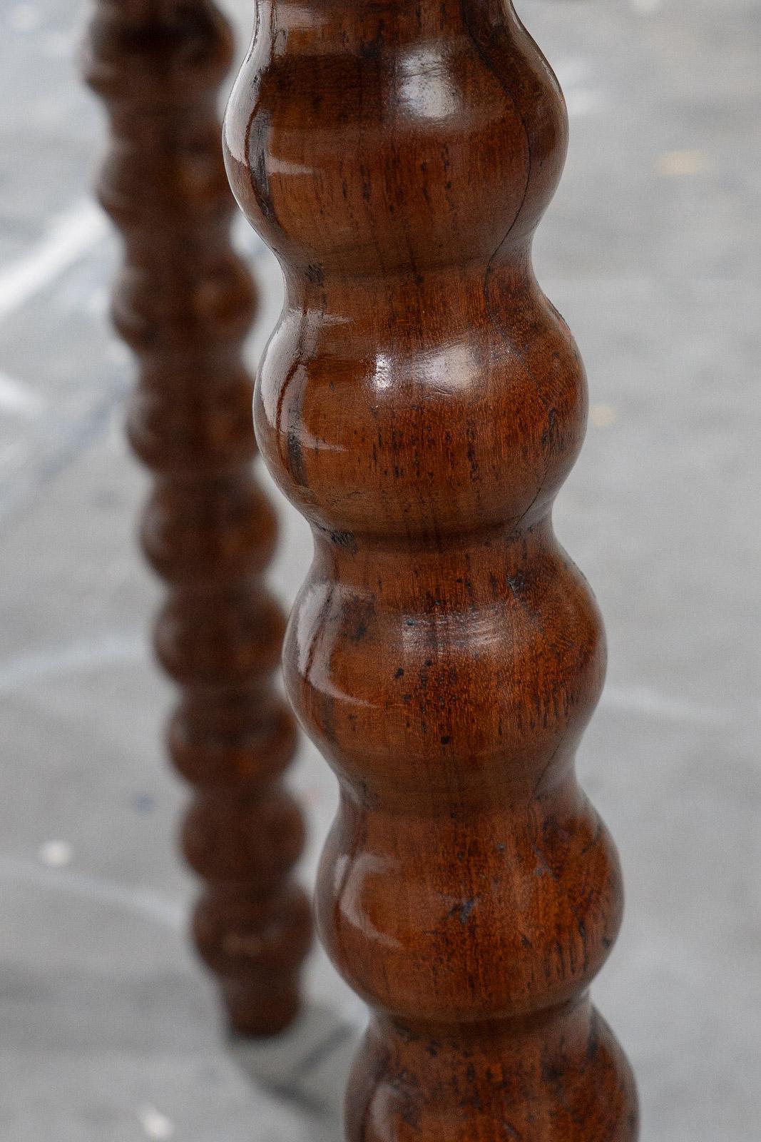 Bois Ancienne table d'appoint victorienne en chêne Bobbin Tripod, 19e siècle en vente