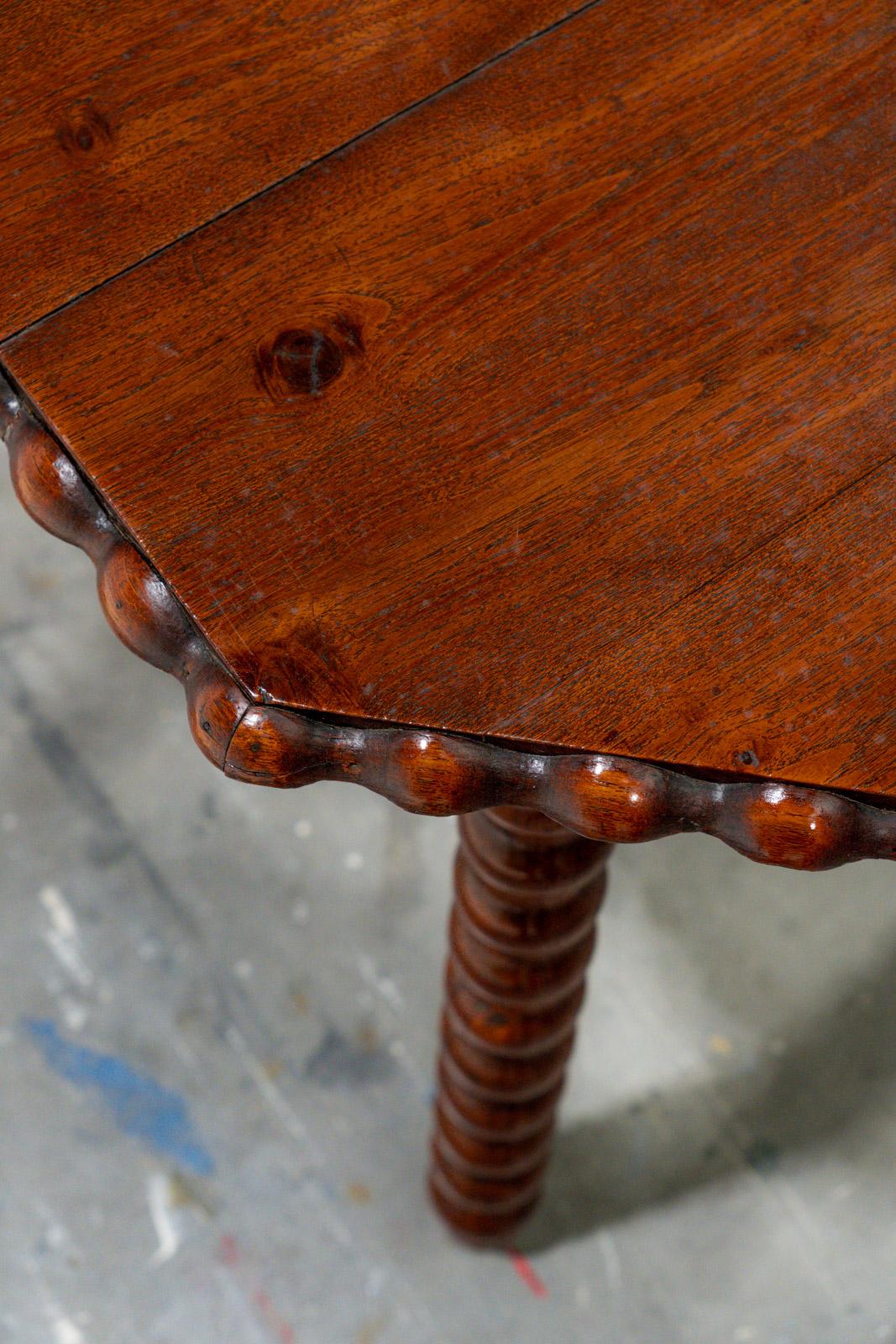 Ancienne table d'appoint victorienne en chêne Bobbin Tripod, 19e siècle en vente 1