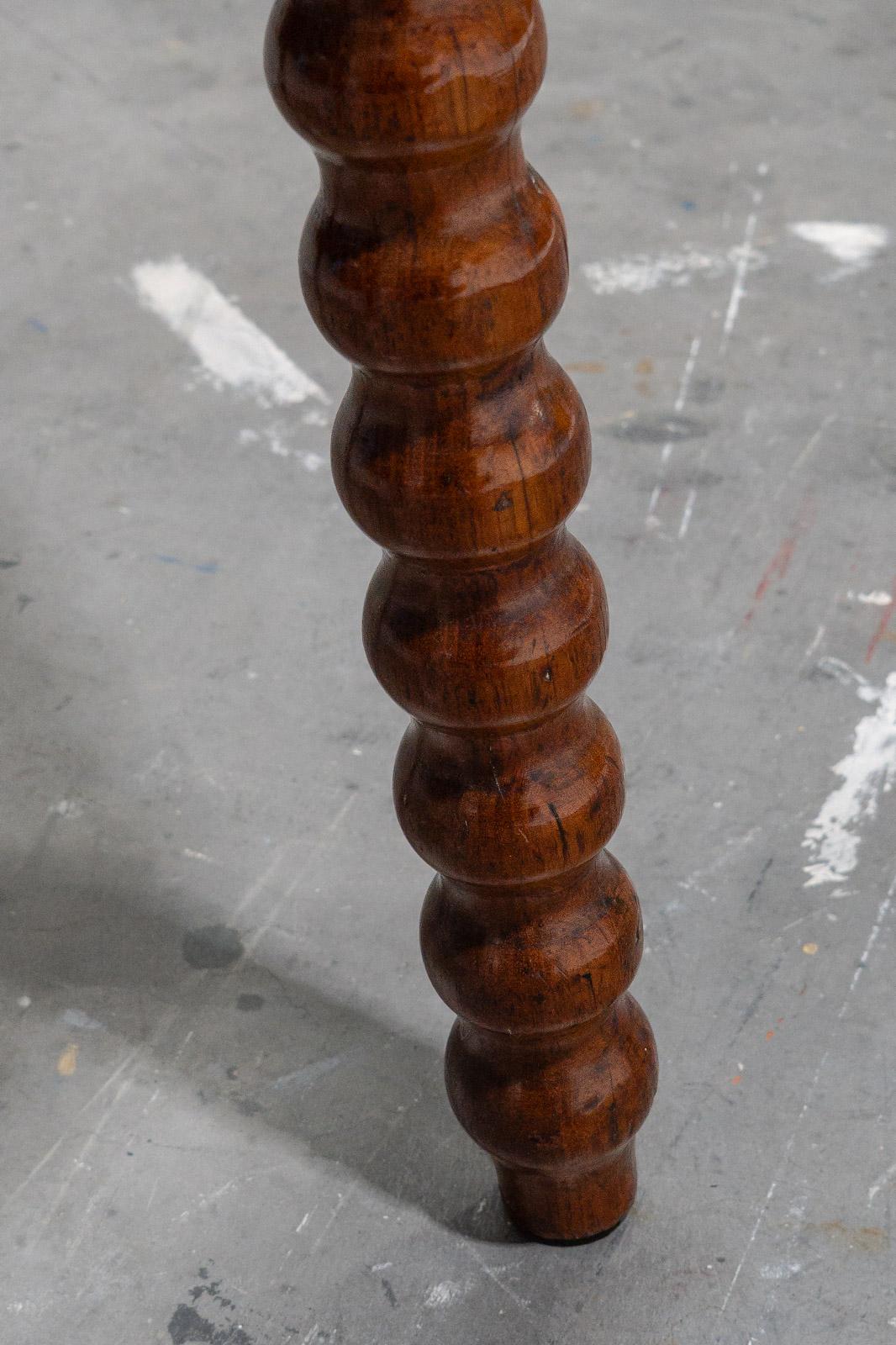 Ancienne table d'appoint victorienne en chêne Bobbin Tripod, 19e siècle en vente 2