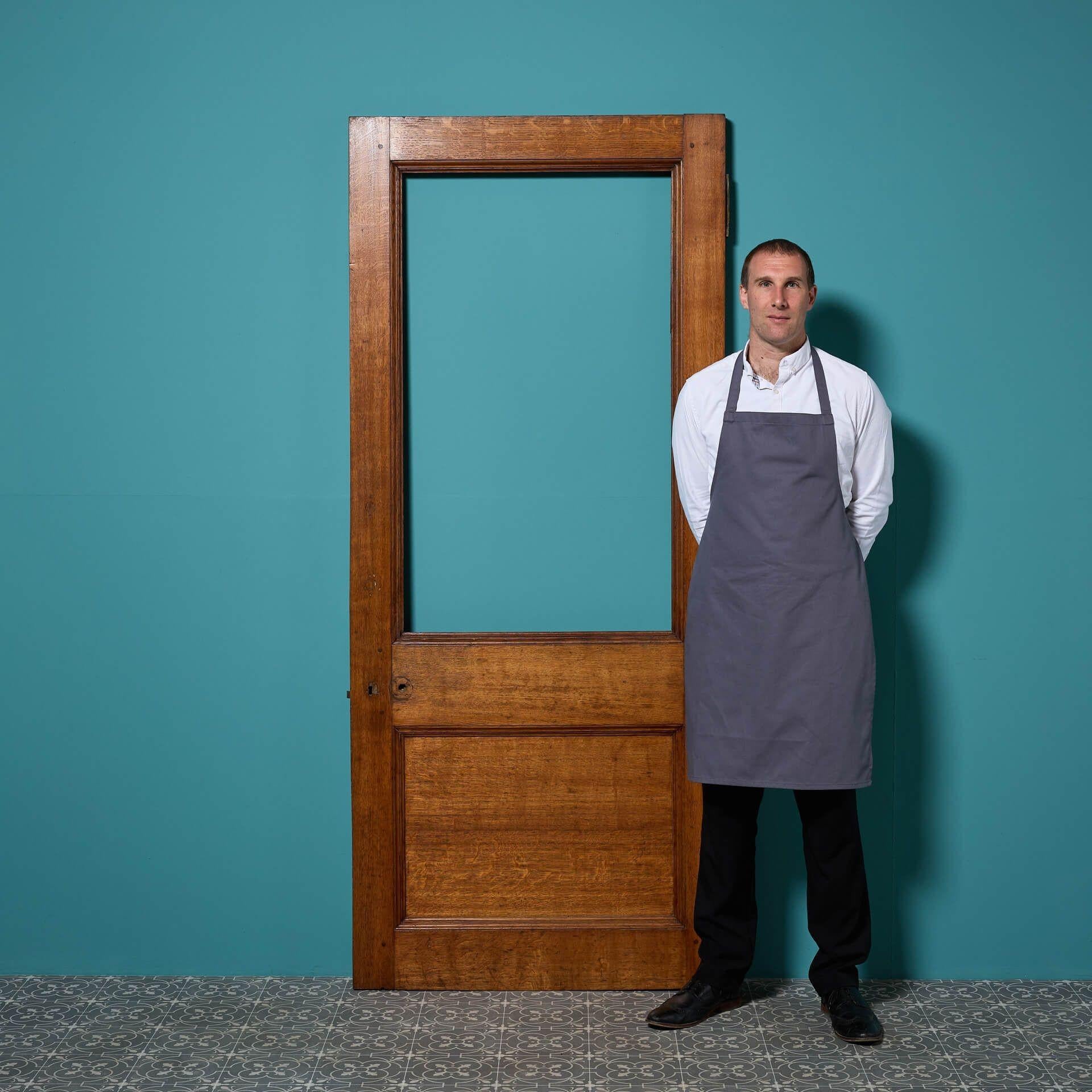 Eine antike viktorianische Eichentür zur Verglasung, die aus einem denkmalgeschützten Gebäude der Klasse II in der Altstadt von Bristol stammt. Diese schöne Tür im viktorianischen Stil ist ein schlichtes, aber elegantes Design.

Diese Tür aus