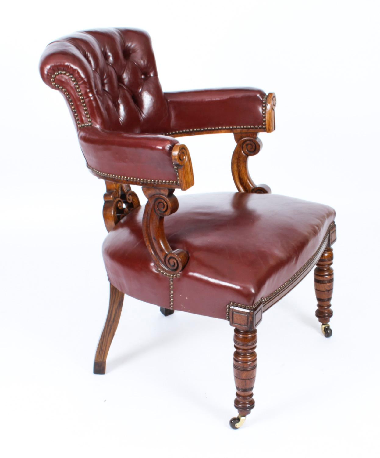 Élégante chaise de bureau victorienne en chêne sculpté à dossier à boutons, tapissée de cuir marron et reposant sur des pieds tournés, datant de 1880 environ.

Ajoutez cette chaise élégante et confortable à votre collection.
 
Condition :
En