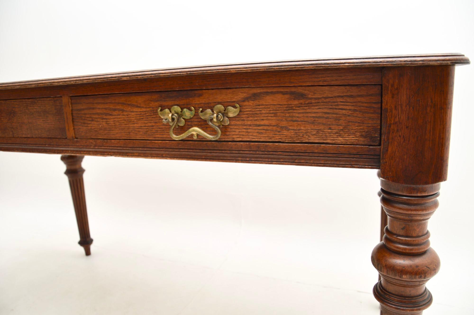 Antiker viktorianischer Eichen-Leder-Schreibtisch / Schreibtisch im Angebot 3