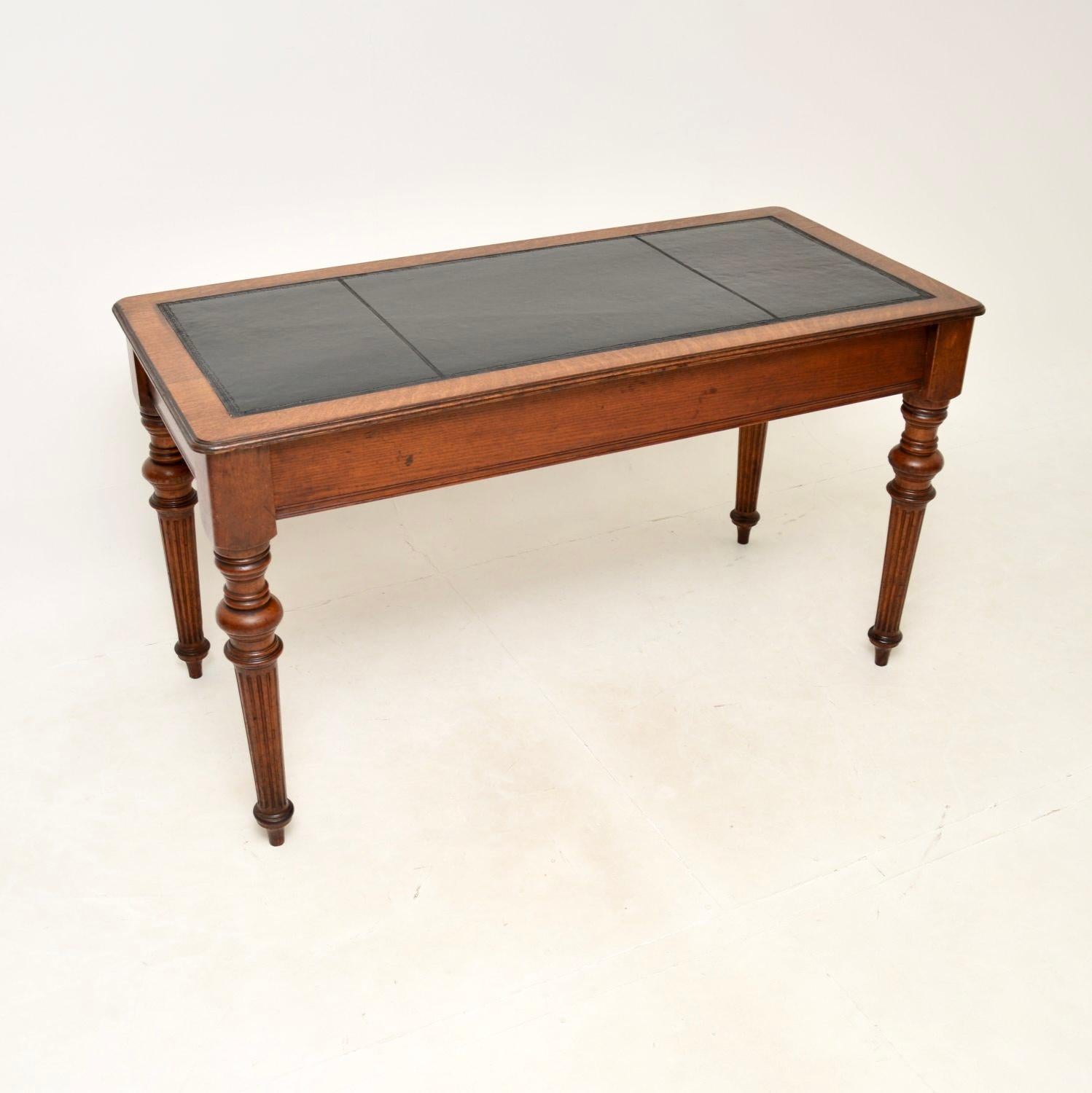 Ancienne table à écrire / bureau victorien en Oak Oak avec dessus en cuir Bon état - En vente à London, GB