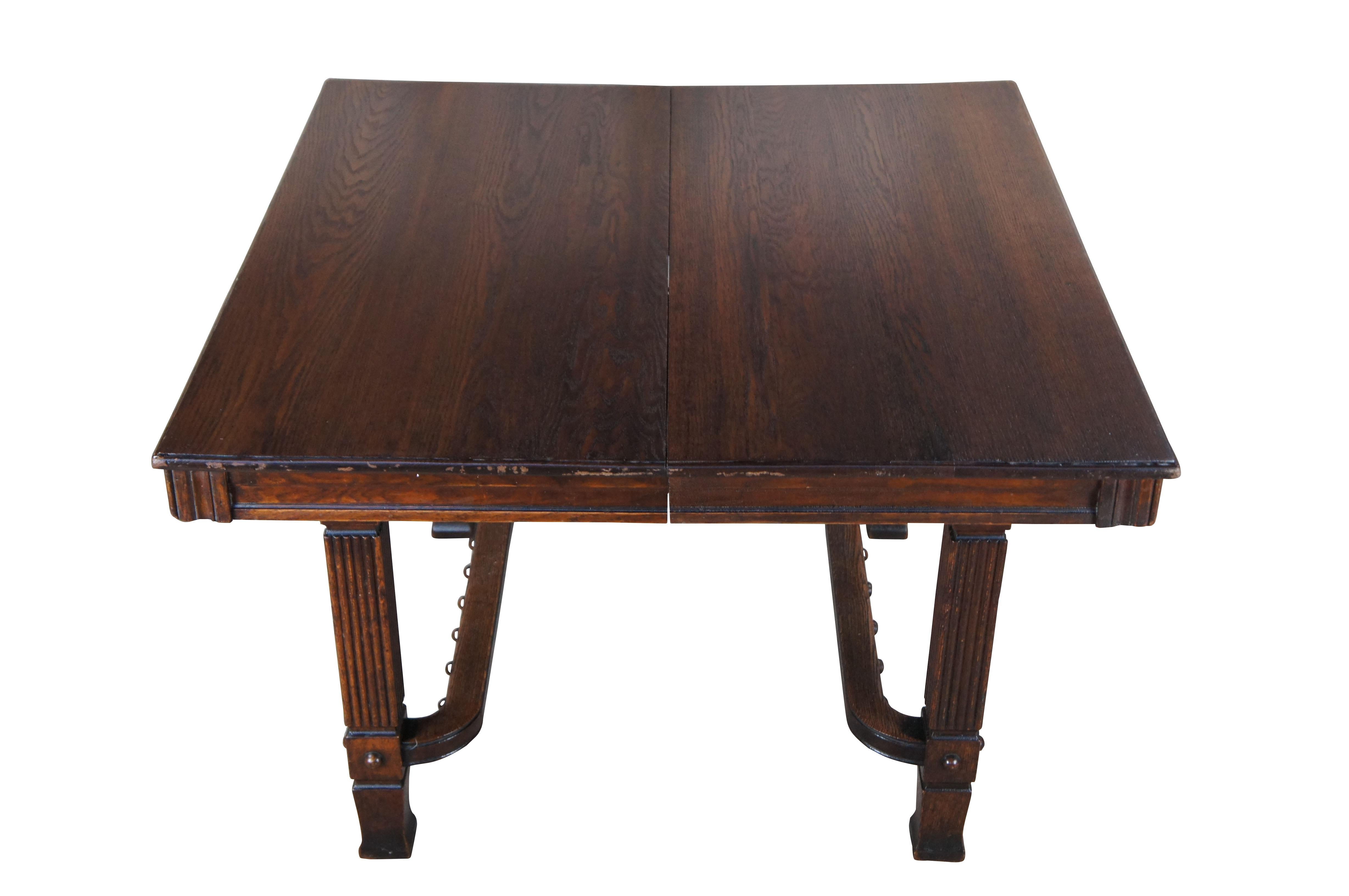 Mesa de comedor / desayuno Victoriana tardía extensible de Roble.  Presenta una construcción de roble con gruesas patas cuadradas estriadas unidas por camillas contorneadas con orbes convexos.  La mesa se extiende con dos hojas y tiene una pata de