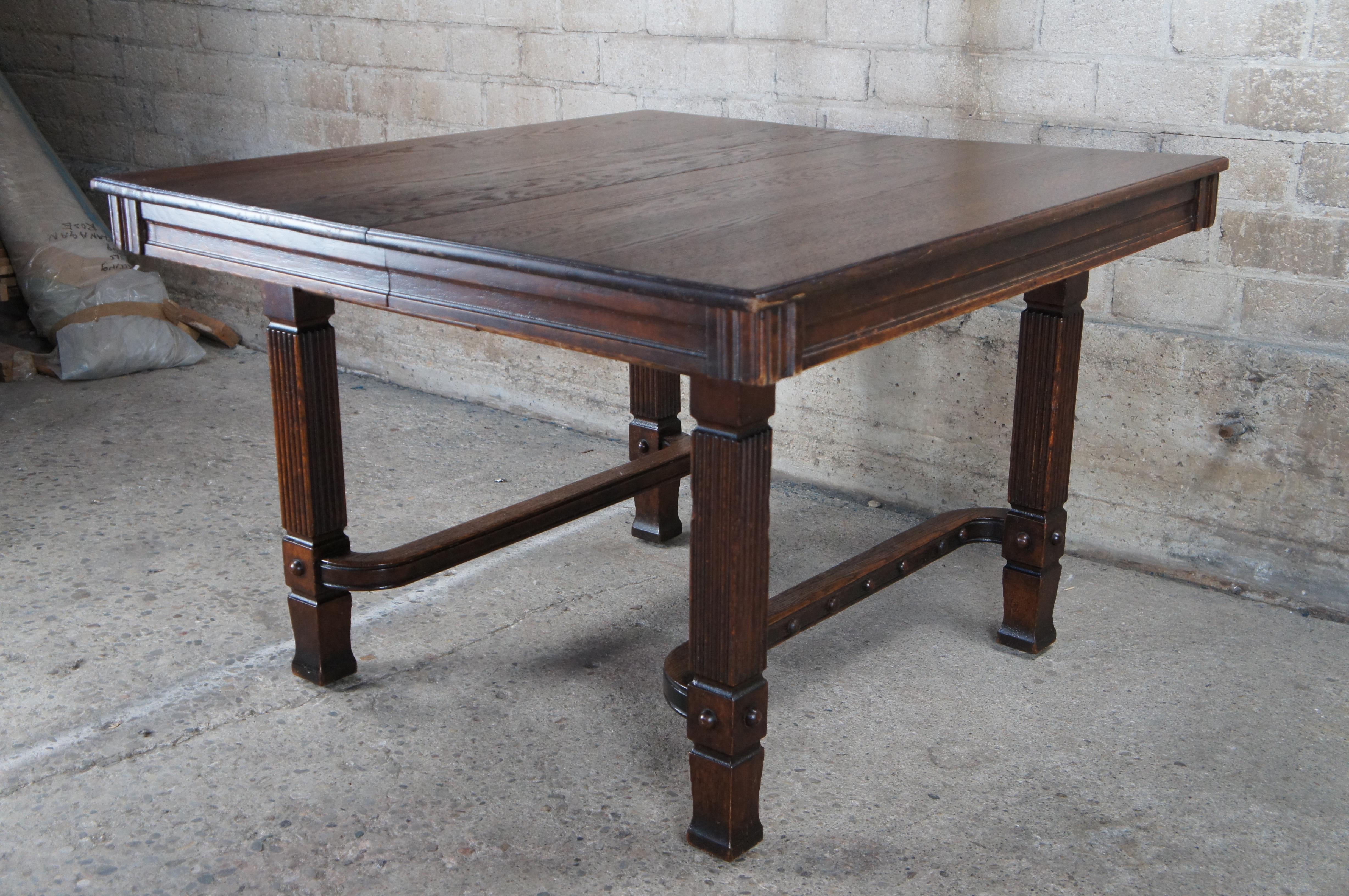 Antigua Mesa de Comedor Extensible Victoriana de Roble Cuadrada 72 en Bastante bueno estado para la venta en Dayton, OH