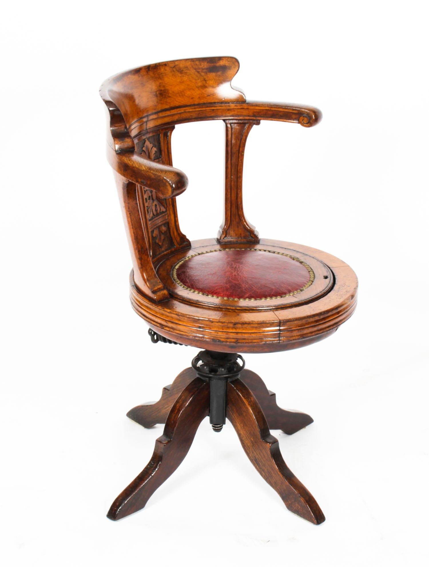An absolutely stunning antique 19th century Victorian oak swivel ships, captains cockpit desk chair, Circa 1880 in date.

The chair having a curved backrest with a central carved back panel with scrolled armrests. The circular seat having an inset