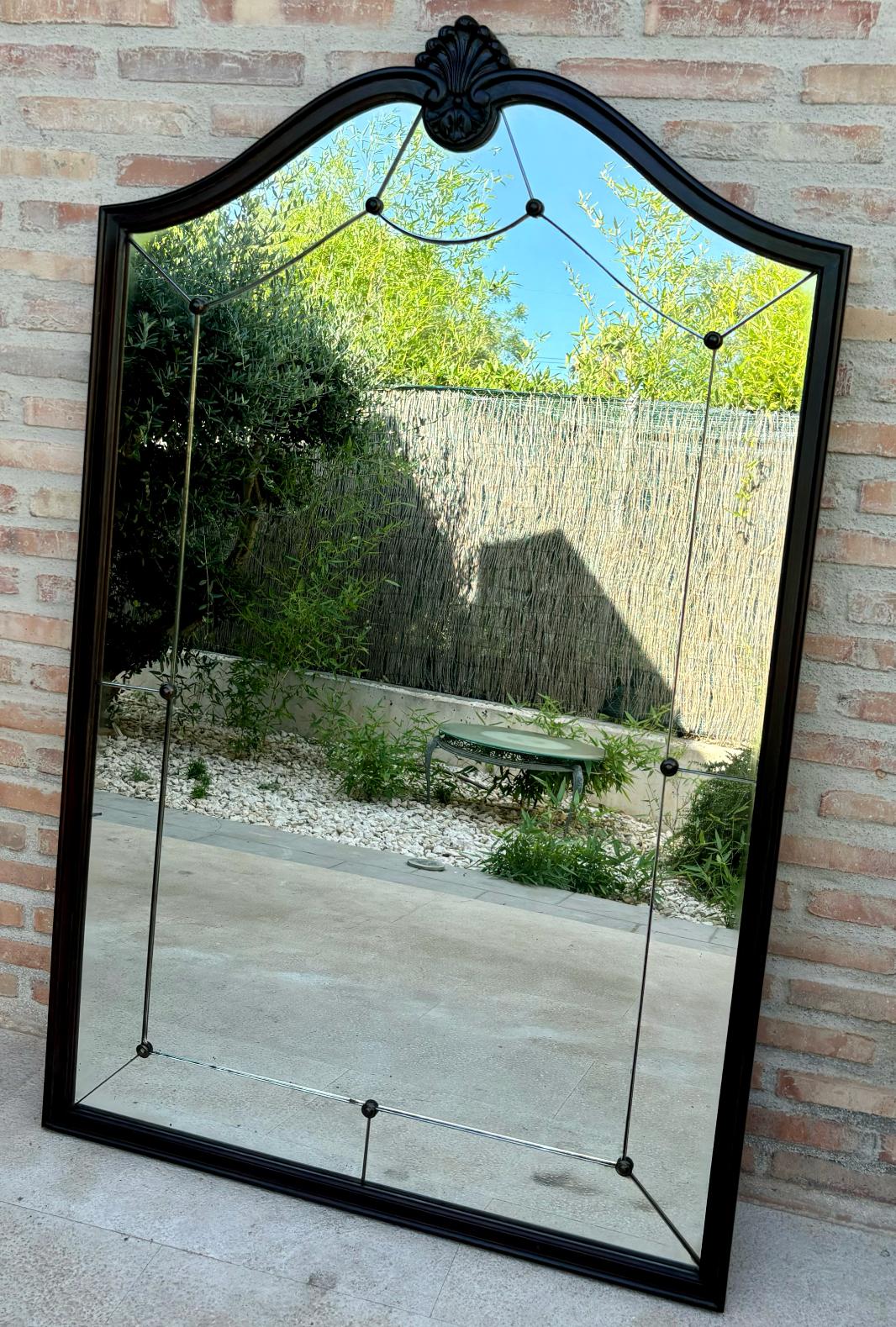 Antiguo y hermoso espejo de pared victoriano de roble de finales del siglo XIX. Podemos observar su estilo victoriano con esa madera oscura, pesada y tallada en relieve.