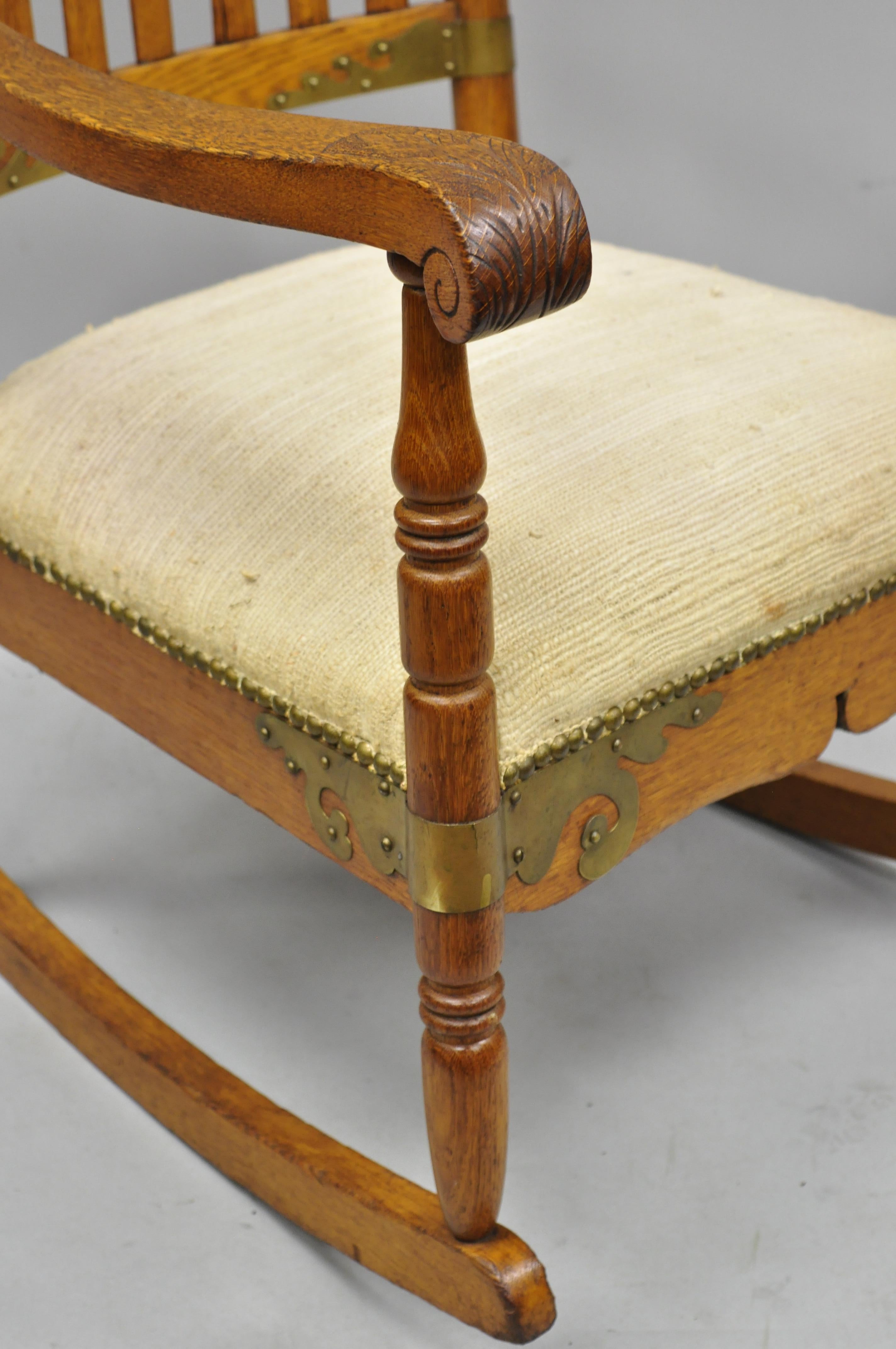Antiker viktorianischer Schaukelstuhl aus Eichenholz mit Messing-Akzenten, Arts & Crafts im Zustand „Gut“ im Angebot in Philadelphia, PA