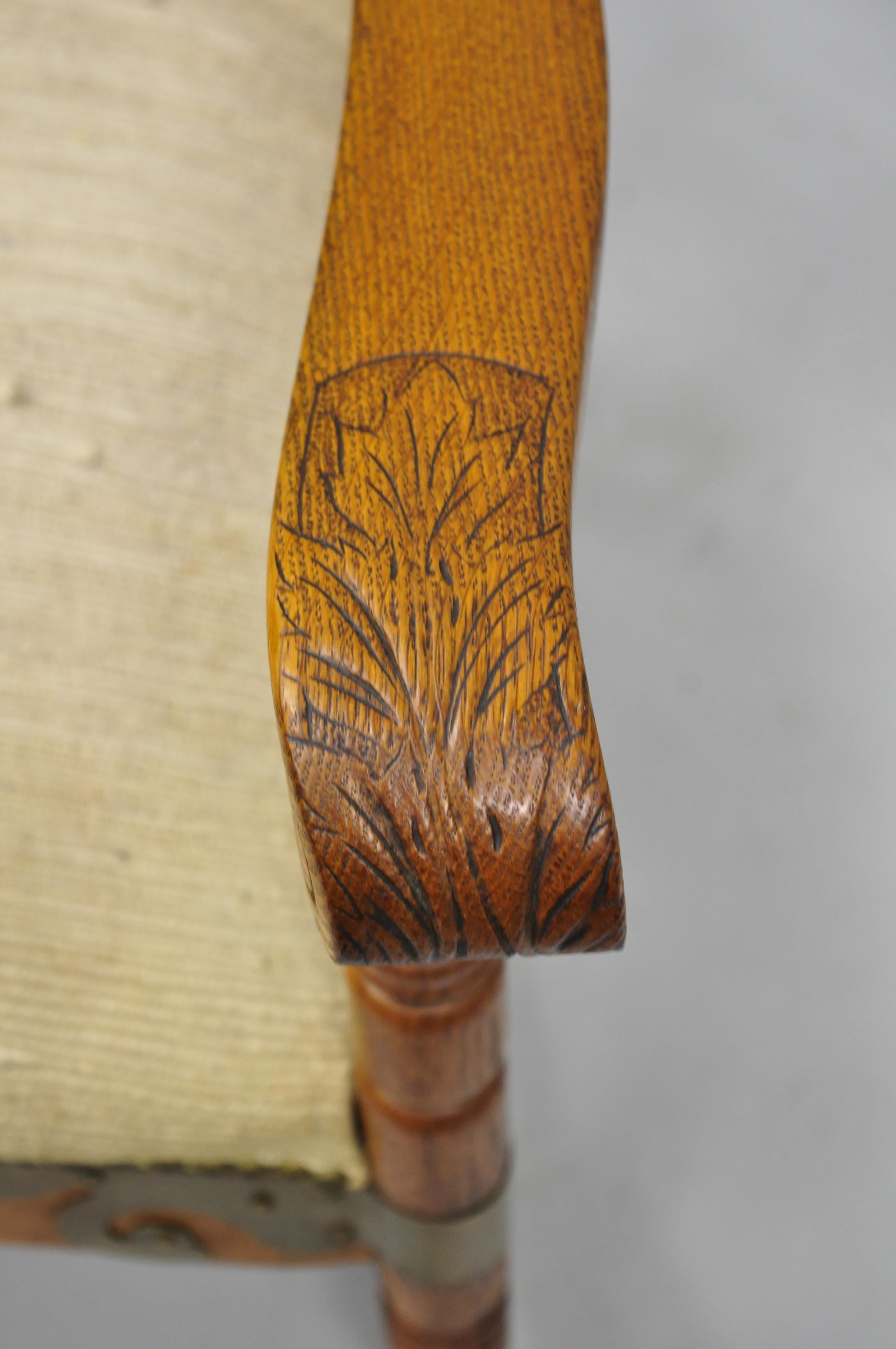 Antiker viktorianischer Schaukelstuhl aus Eichenholz mit Messing-Akzenten, Arts & Crafts im Angebot 1