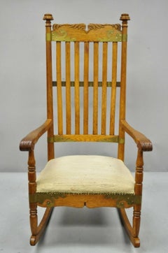 Antigua mecedora victoriana de madera de roble Arts & Crafts con detalles de latón