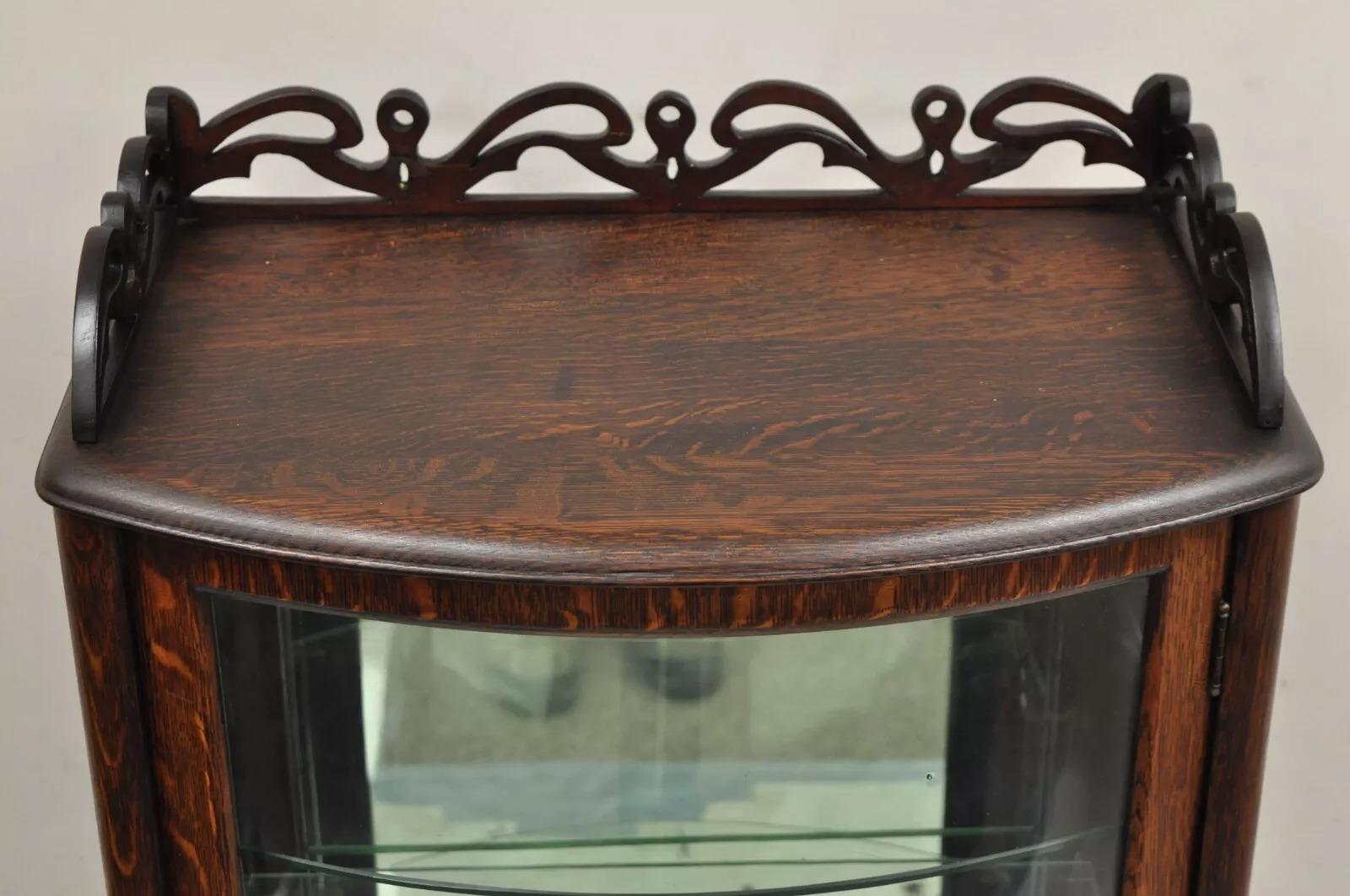 Antique Victorian Oak Wood Bowed Glass Single Door Carved Fretwork Curio Cabinet In Good Condition In Philadelphia, PA