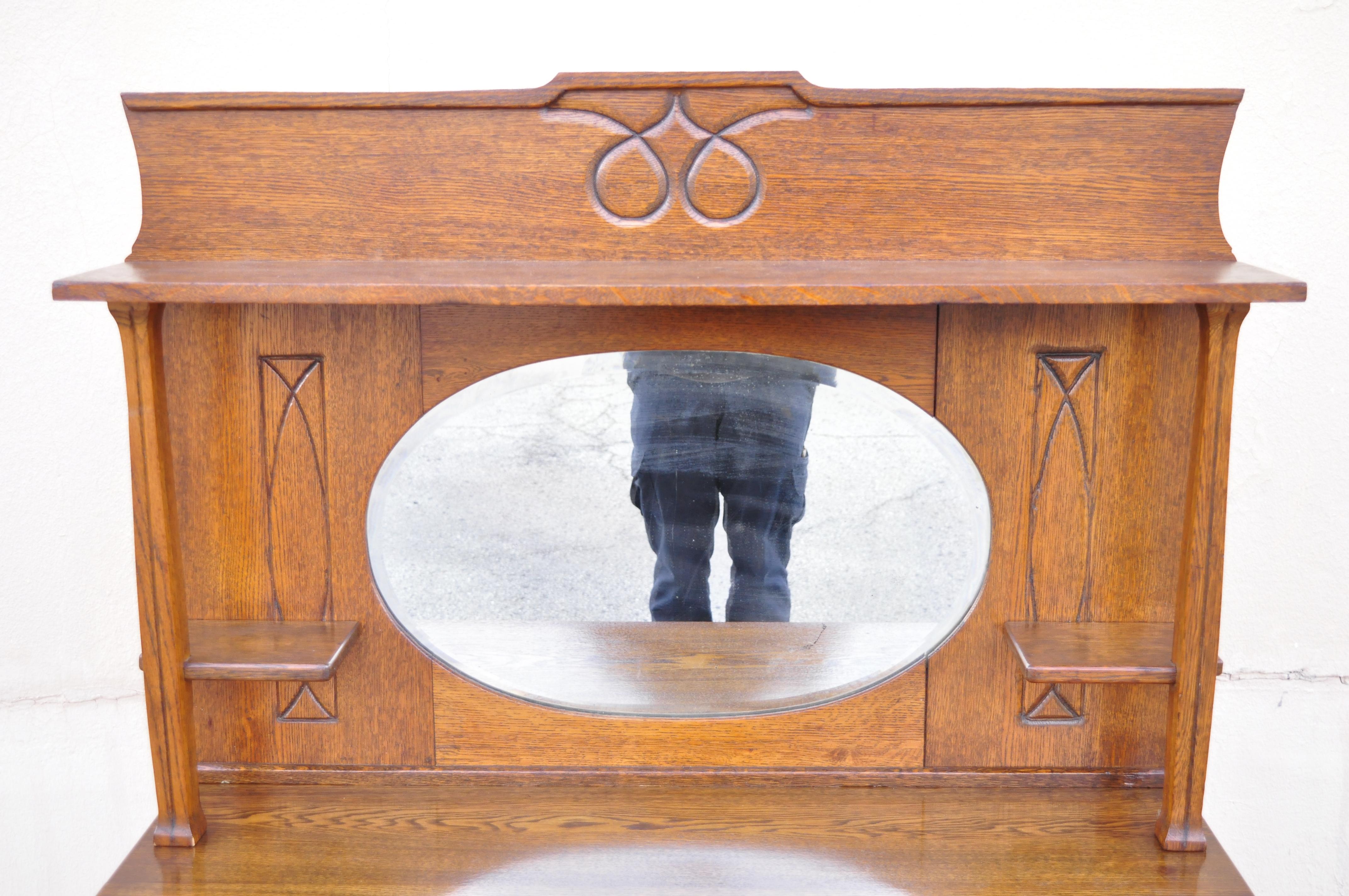 Victorien Buffet d'appoint en bois de chêne de style victorien ancien avec étagère arrière en miroir en forme de huche en vente
