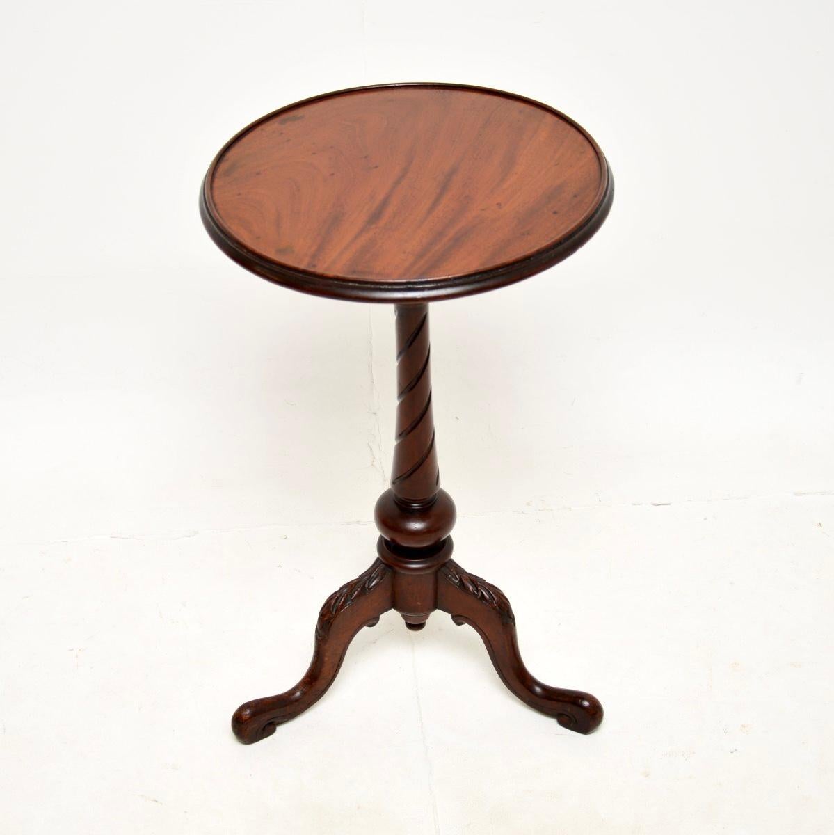 A wonderful antique Victorian occasional side table. This was made in England, it dates from around the 1860-1880 period.

It is of extremely fine quality, with solid construction throughout. The circular top sits on a beautiful spiral twisted base
