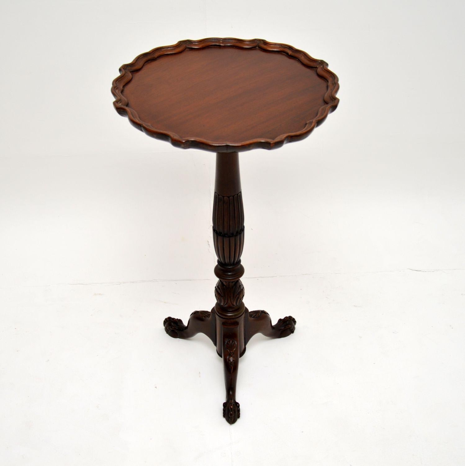 A beautiful original Victorian period occasional table, made in England & dating from around 1880-1890 period.
The quality is amazing, it has a finely turned & carved column which sits on a tripod base, with lovely, crisp carvings & well defined