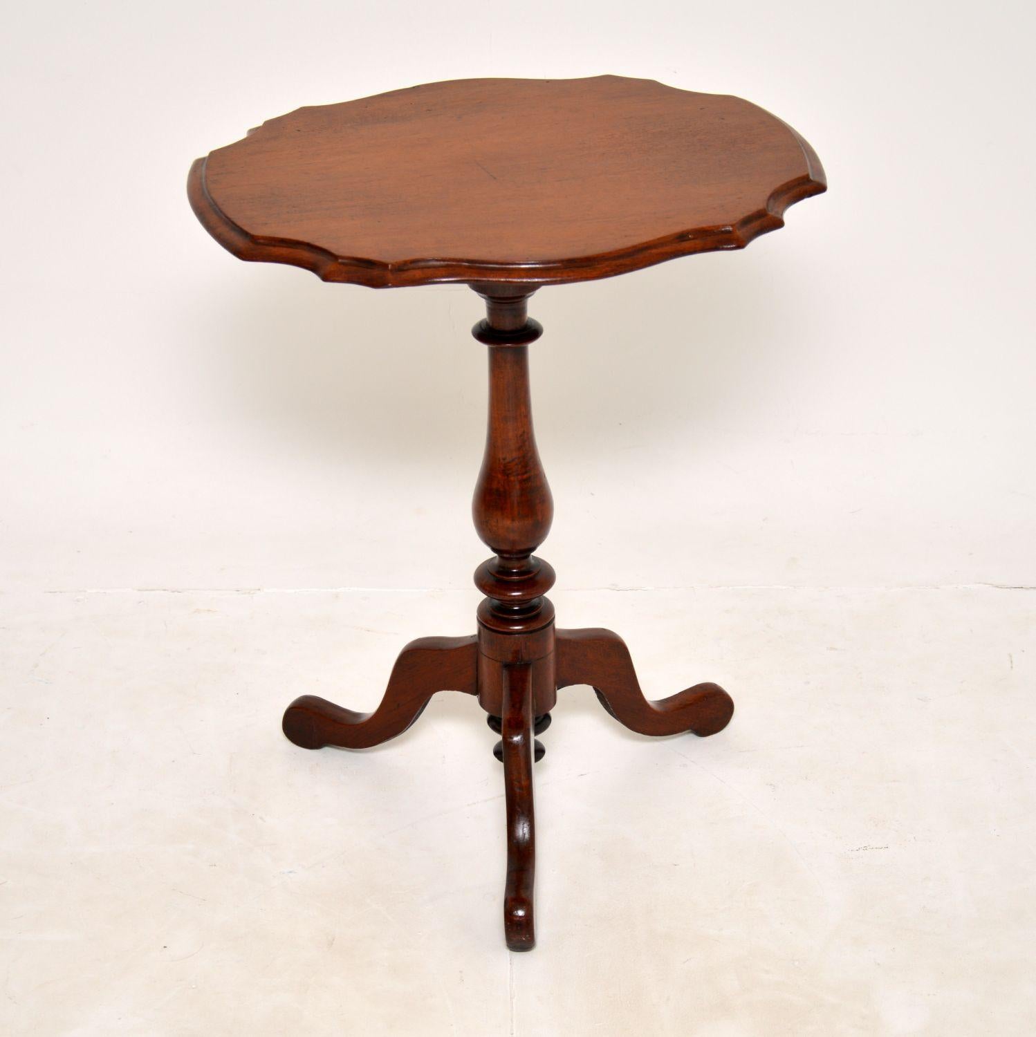 A lovely antique Victorian period occasional table in wood. This was made in England, it dates from around the 1860-1880’s.

The quality is excellent and it is a very useful size. The top has beautiful serpentine shaped edges, and sits on a tripod