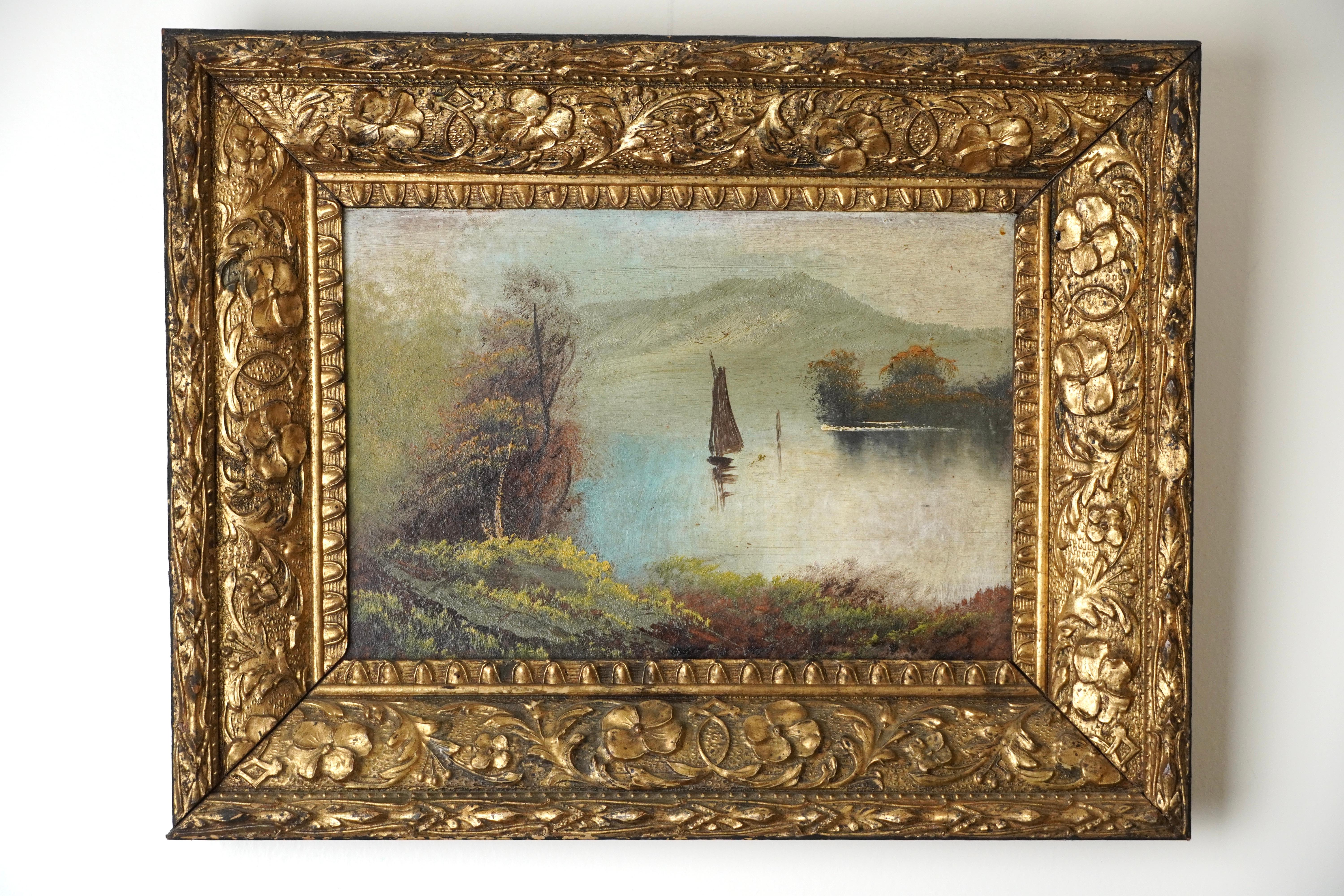Dieses charmante viktorianische Ölgemälde aus dem späten 19. Jahrhundert fängt die Ruhe eines Segelboots ein, das über einen stillen See gleitet. Üppiges Herbstlaub umrahmt das Wasser, während sich im Hintergrund sanfte Hügel erheben, alles in einem