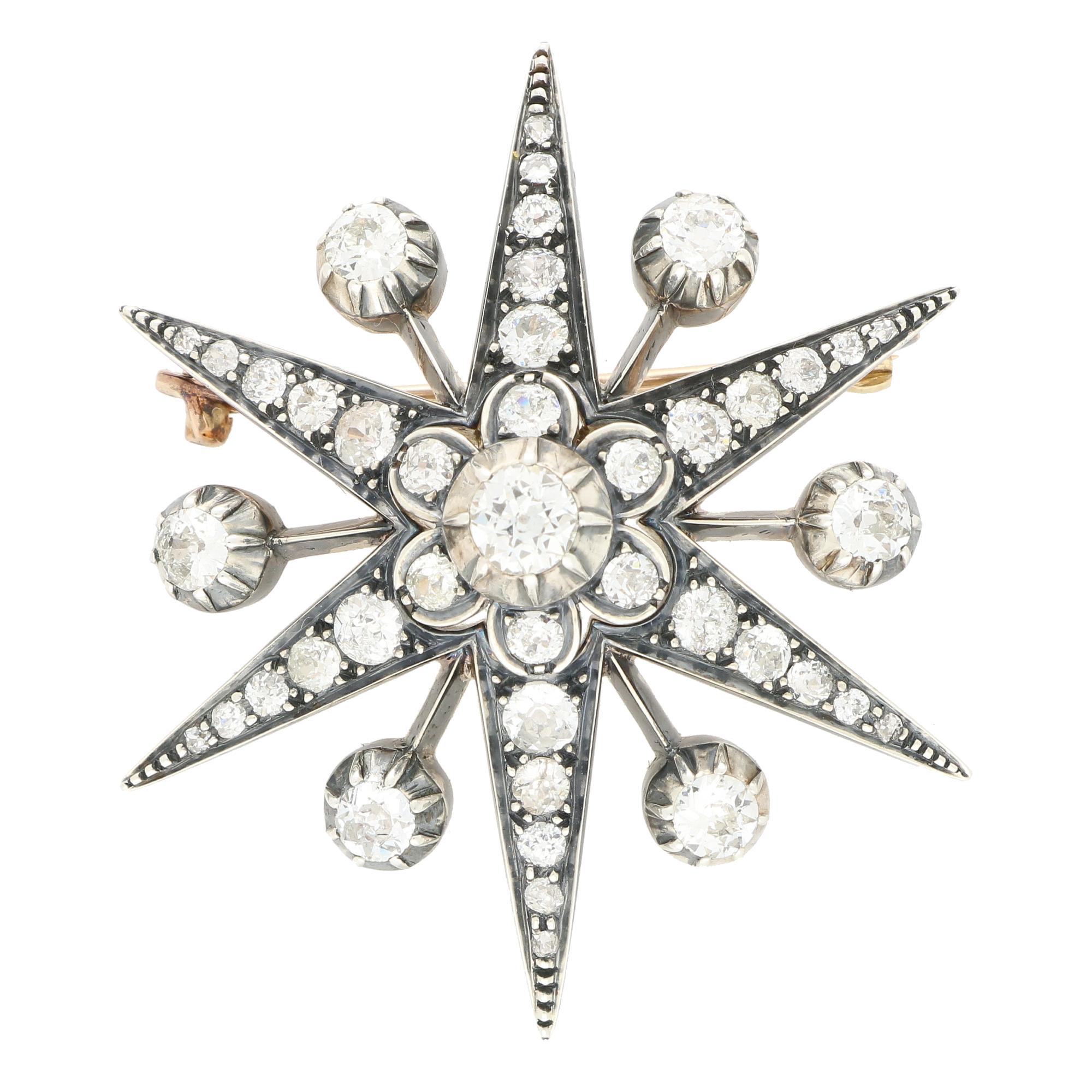 Precioso broche/colgante antiguo victoriano tardío de estrella de diamantes talla antigua, engastado en plata y oro. 

La pieza se compone de un gran motivo en forma de estrella, engastado en todo su contorno con grandes diamantes de talla antigua.