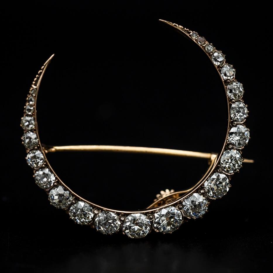 Antique Victorian old-cut diamond Crescent Moon brooch in rose gold, 19th Century. Modelled as a Crescent Moon, this jewel is composed by 23 Old European brilliant-cut and rose-cut diamonds in open-back claw settings. Secured to reverse with a