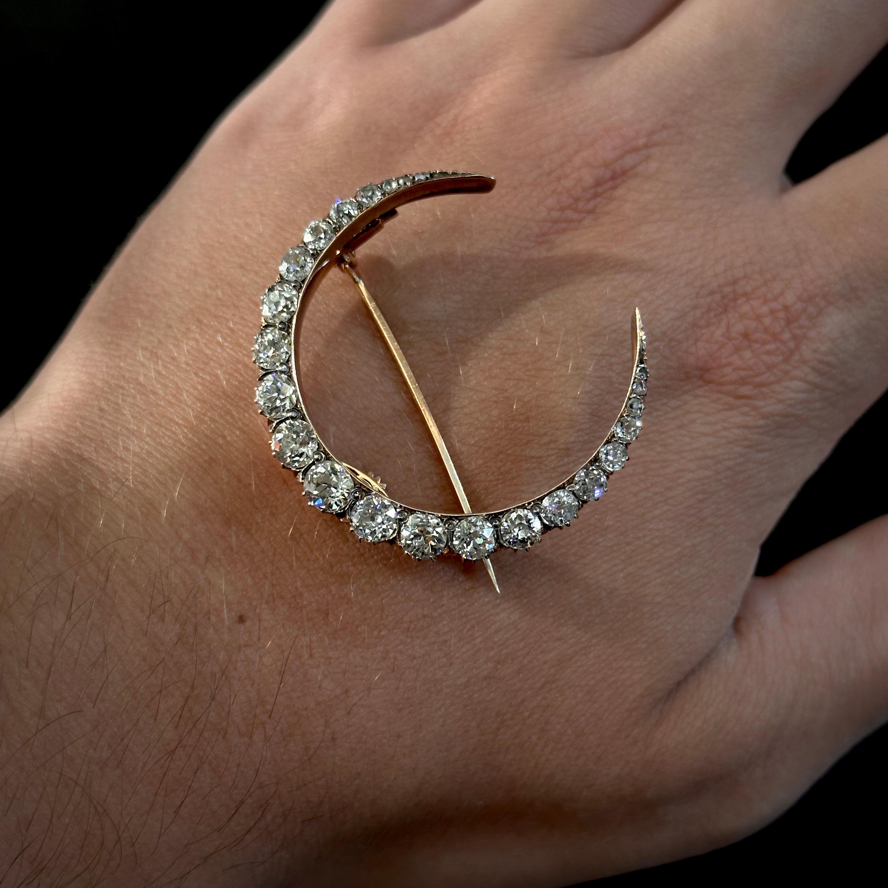 Antique Victorian Old Cut Diamond Crescent Moon Brooch in Rose Gold 19th Century In Good Condition For Sale In Lisbon, PT