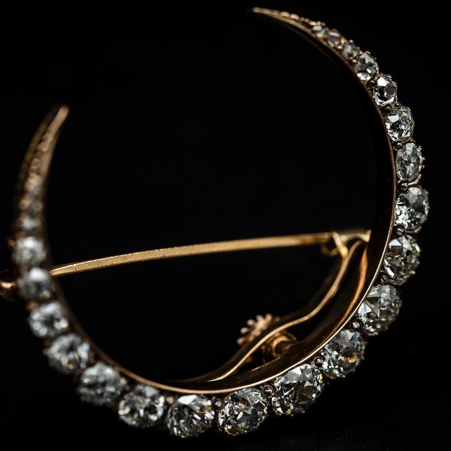 Women's or Men's Antique Victorian Old Cut Diamond Crescent Moon Brooch in Rose Gold 19th Century For Sale