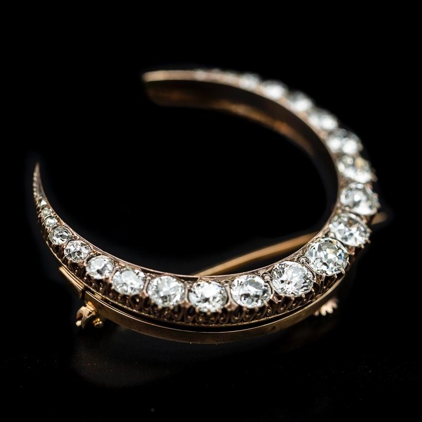 Antique Victorian Old Cut Diamond Crescent Moon Brooch in Rose Gold 19th Century For Sale 2