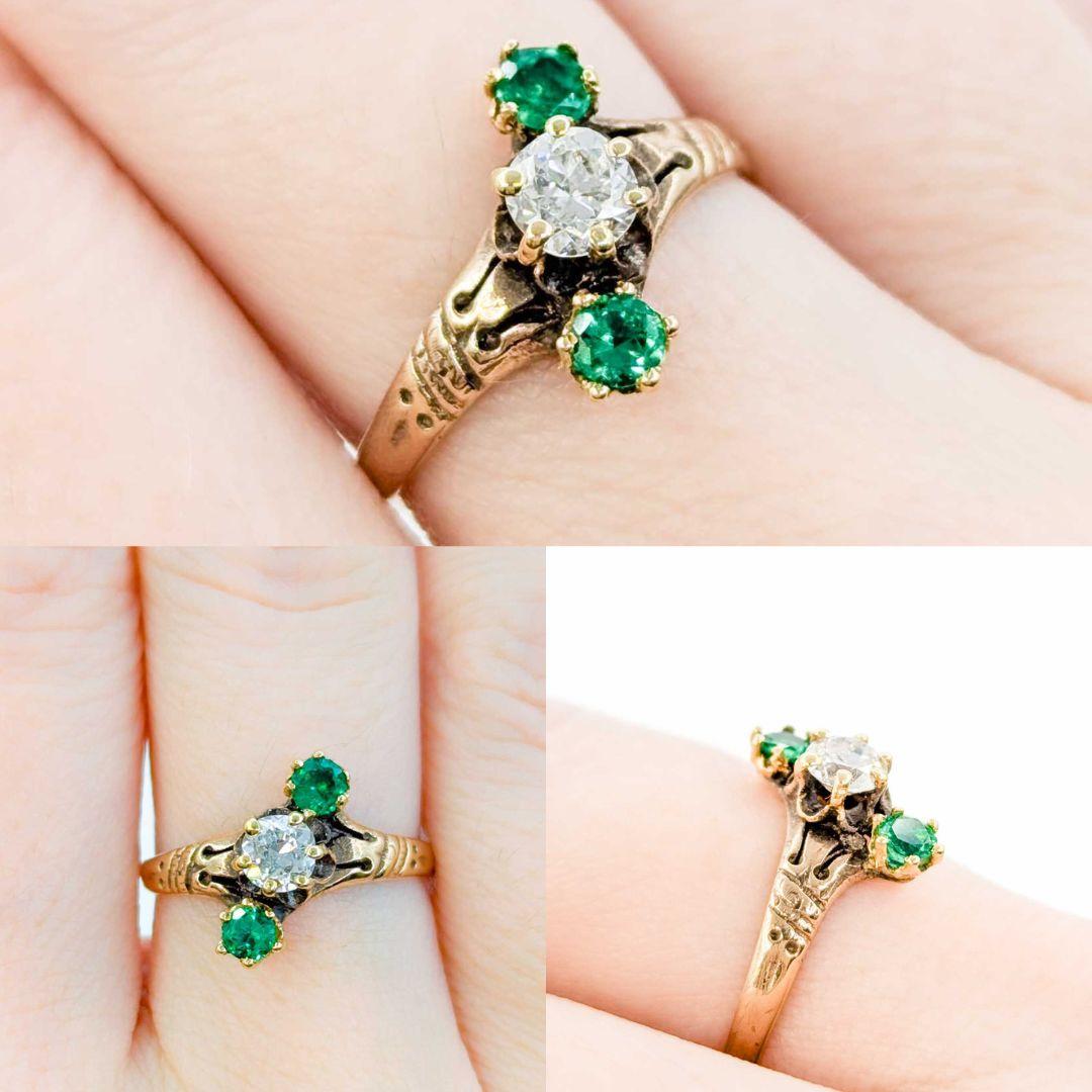 Anello antico vittoriano vecchio europeo con diamanti e smeraldi in oro

Ti presentiamo questo splendido anello vittoriano con diamanti e smeraldi, realizzato in caldo oro giallo 14k. Questo anello presenta al centro un diamante taglio Vecchio