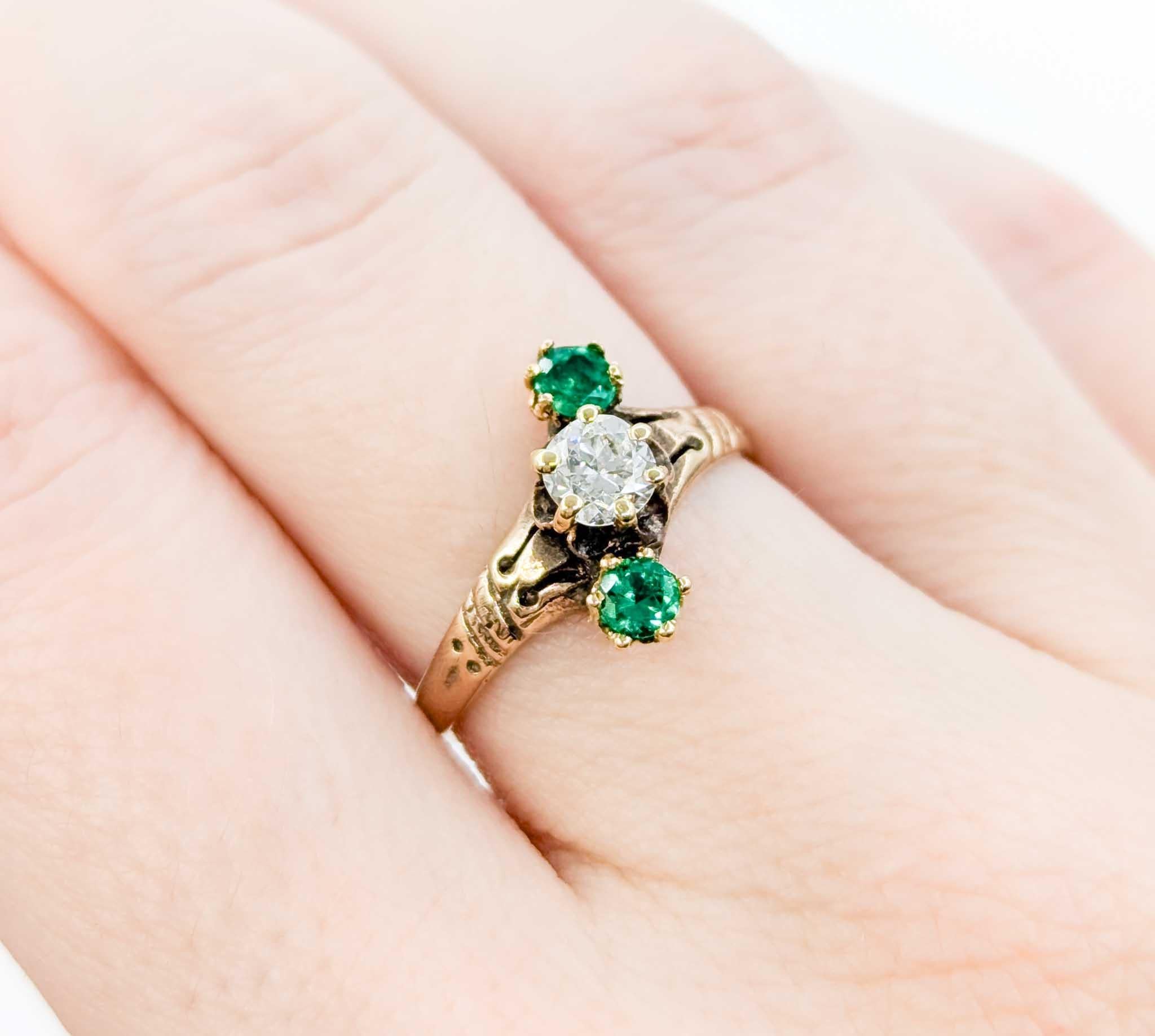 Taglio antico europeo Anello antico vittoriano con diamante e smeraldo taglio europeo in oro