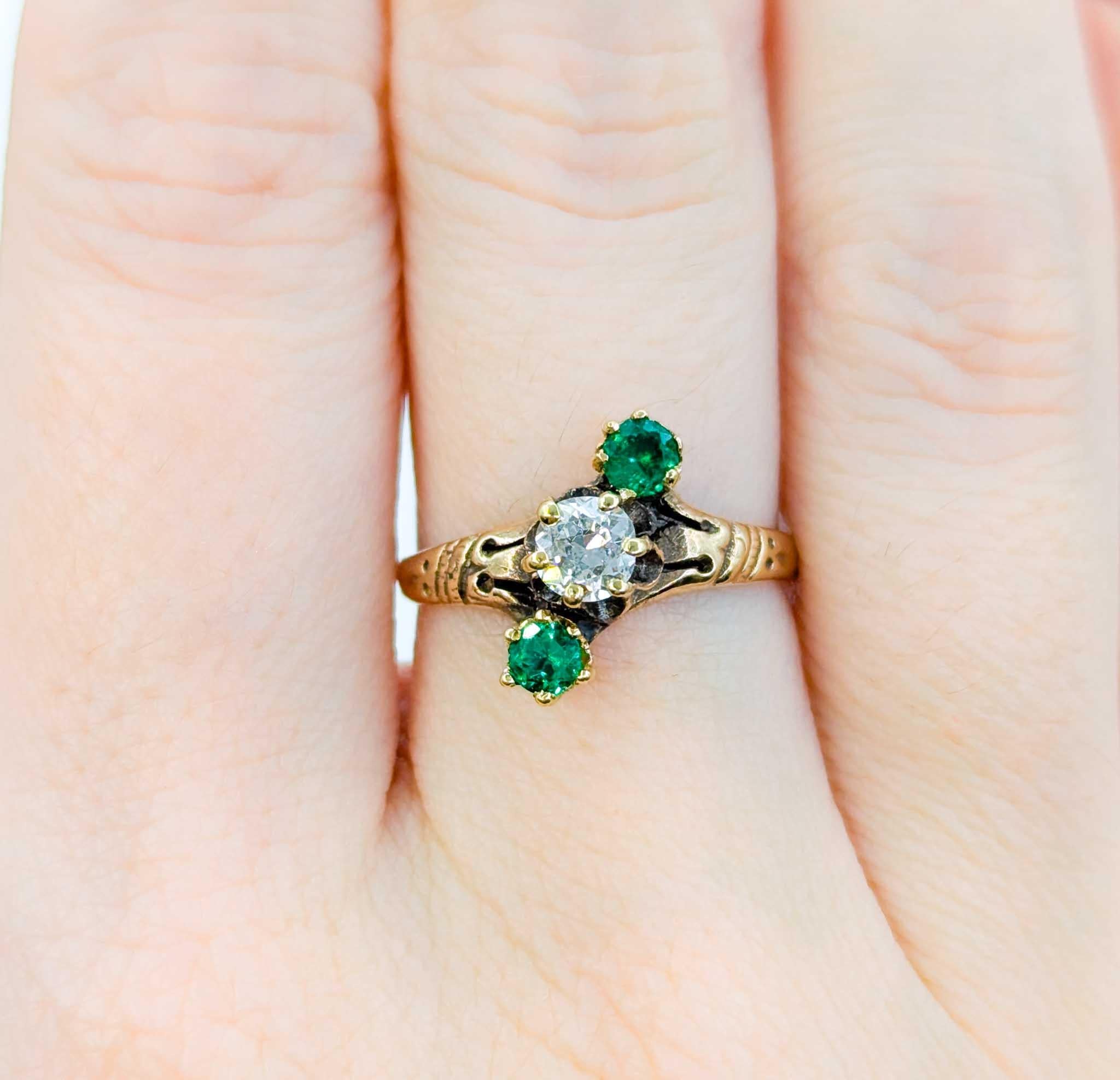 Anello antico vittoriano con diamante e smeraldo taglio europeo in oro In condizioni ottime a Bloomington, MN